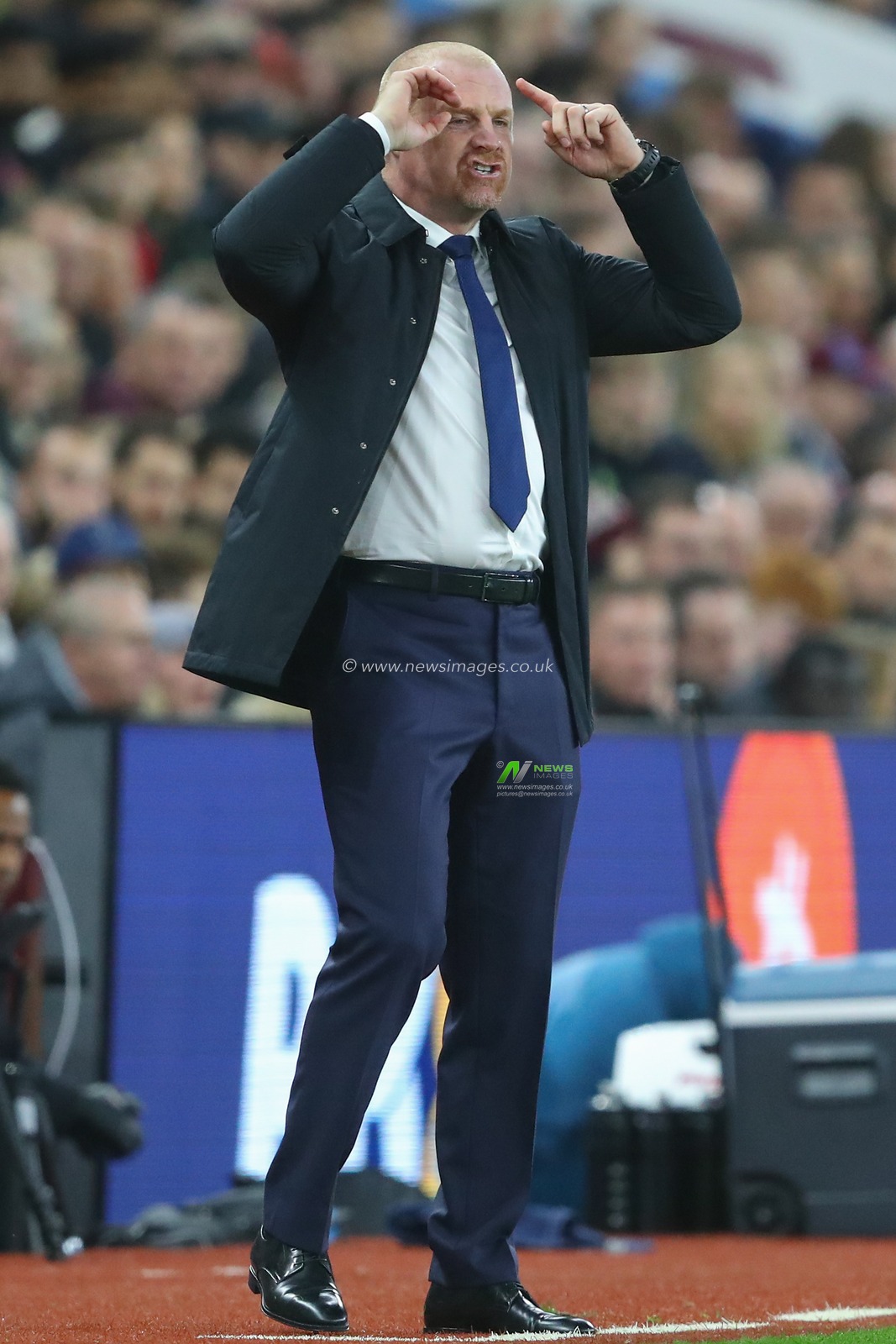 Sean Dyche manager of Everton signals to his players during the Carabao Cup Third Round match Aston Villa vs Everton at Villa Park, Birmingham, United Kingdom, 27th September 2023

(Photo by Gareth Evans/News Images)