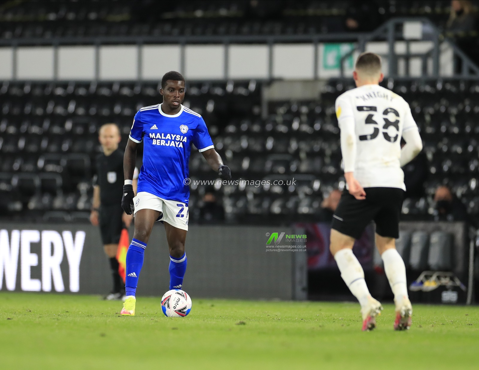 Sheyi Ojo (27) of Cardiff City controls the ball