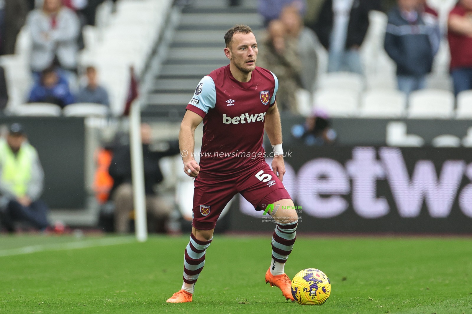 VladimÃ­r Coufal #5 of West Ham United holds the ball during the Premier League match West Ham United vs Everton at London Stadium, London, United Kingdom, 29th October 2023

(Photo by Mark Cosgrove/News Images)