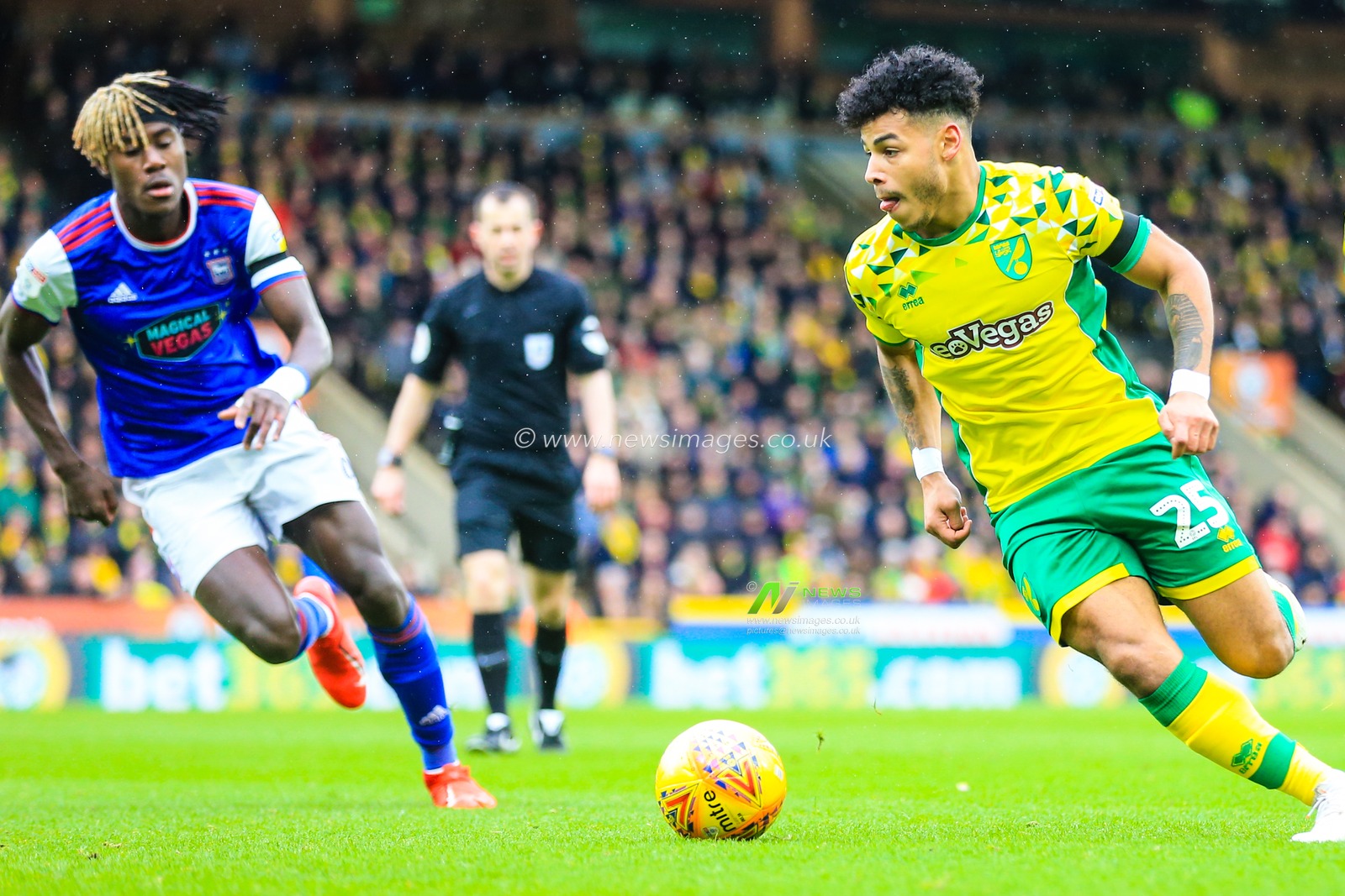 10th February 2019, Carrow Road, Norfolk, England; Sky Bet Championship, Norwich City vs Ipswich Town ;  Onel Hernandez (25) of Norwich City ahead of Trevoh Chalobah (06) of Ipswich 


Credit: Georgie Kerr/News Images

English Football League images are subject to DataCo Licence