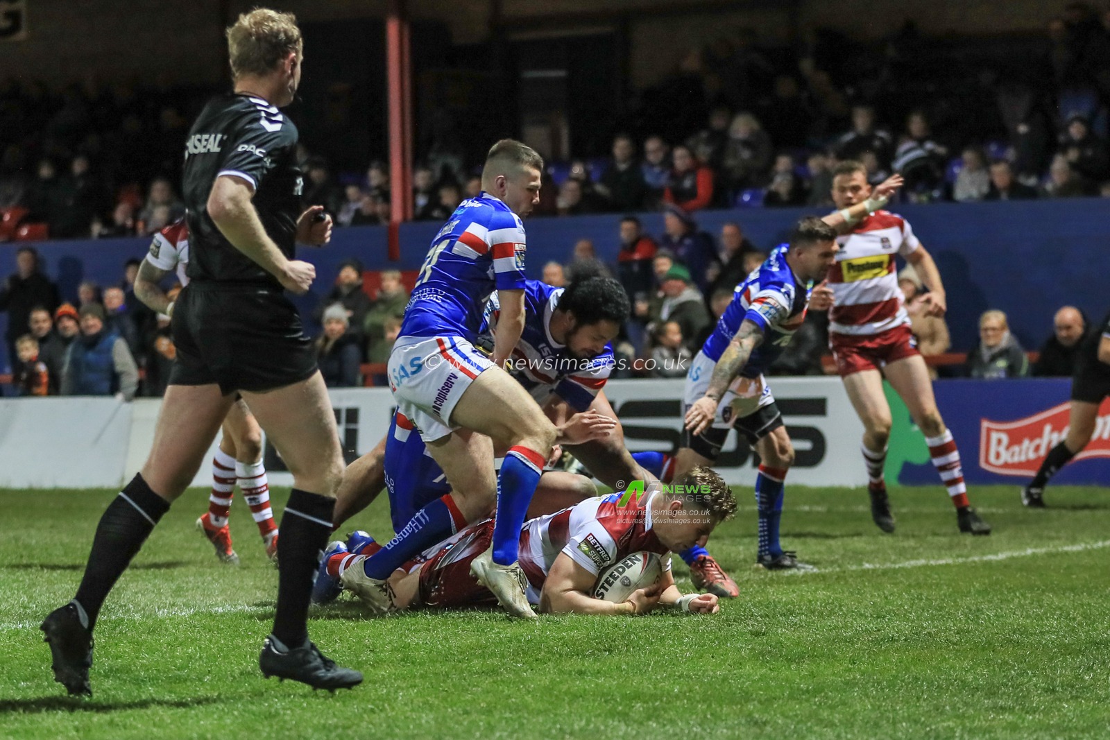 12th April 2019 , The Mobile Rocket Stadium, Wakefield, England;  Betfred Super League, Round 10, Wakefield Trinity vs Wigan Warriors  ; George Williams (6) of Wigan Warriors goes over for a try 

Credit: Mark Cosgrove/News Images
