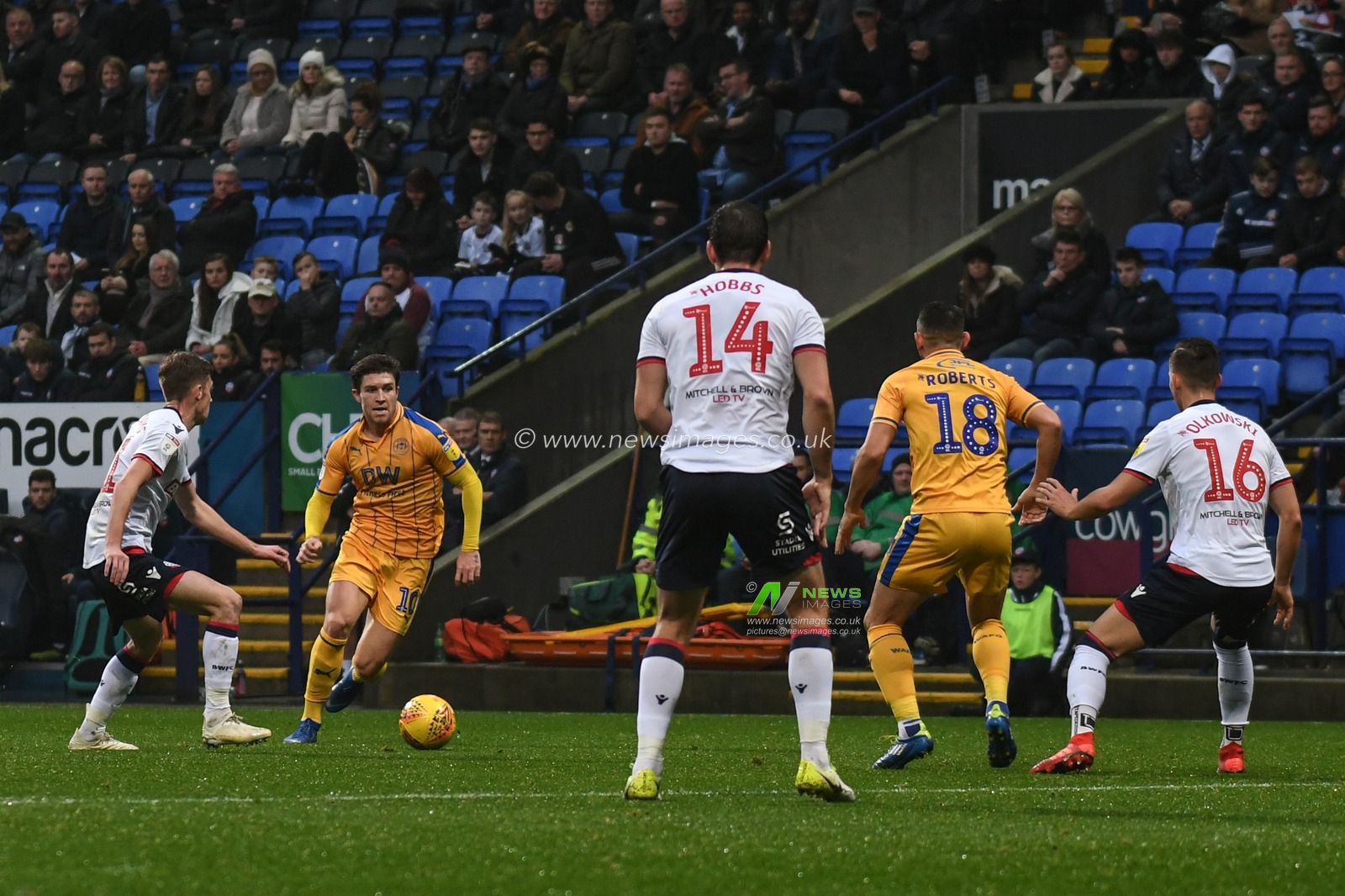 1st December 2018, University of Bolton Stadium, Bolton, England; Sky Bet Championship, Bolton v Wigan ; Josh Windass of Wigan Athletic looks for the pass


Credit: Richard Long/News Images

English Football League images are subject to DataCo Licence