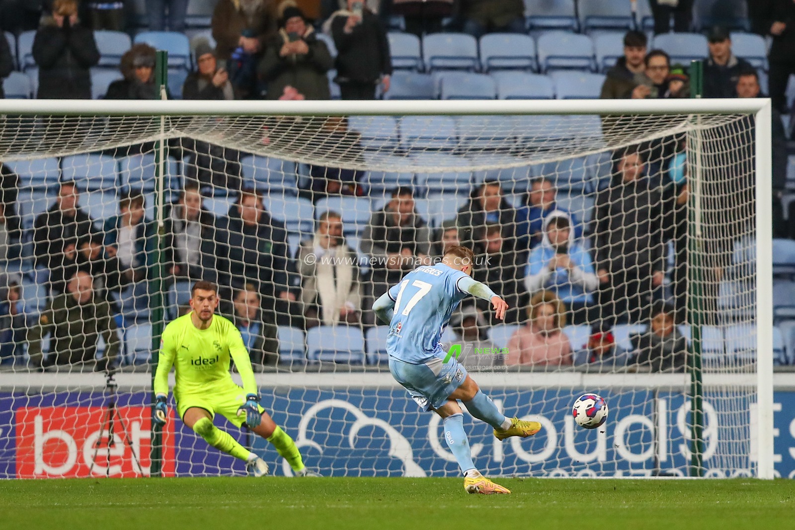 Viktor GyÃ¶keres #17 of Coventry City scores a goal to make it 1-0 during the Sky Bet Championship match Coventry City vs West Bromwich Albion at Coventry Building Society Arena, Coventry, United Kingdom, 21st December 2022

(Photo by Gareth Evans/News Images)