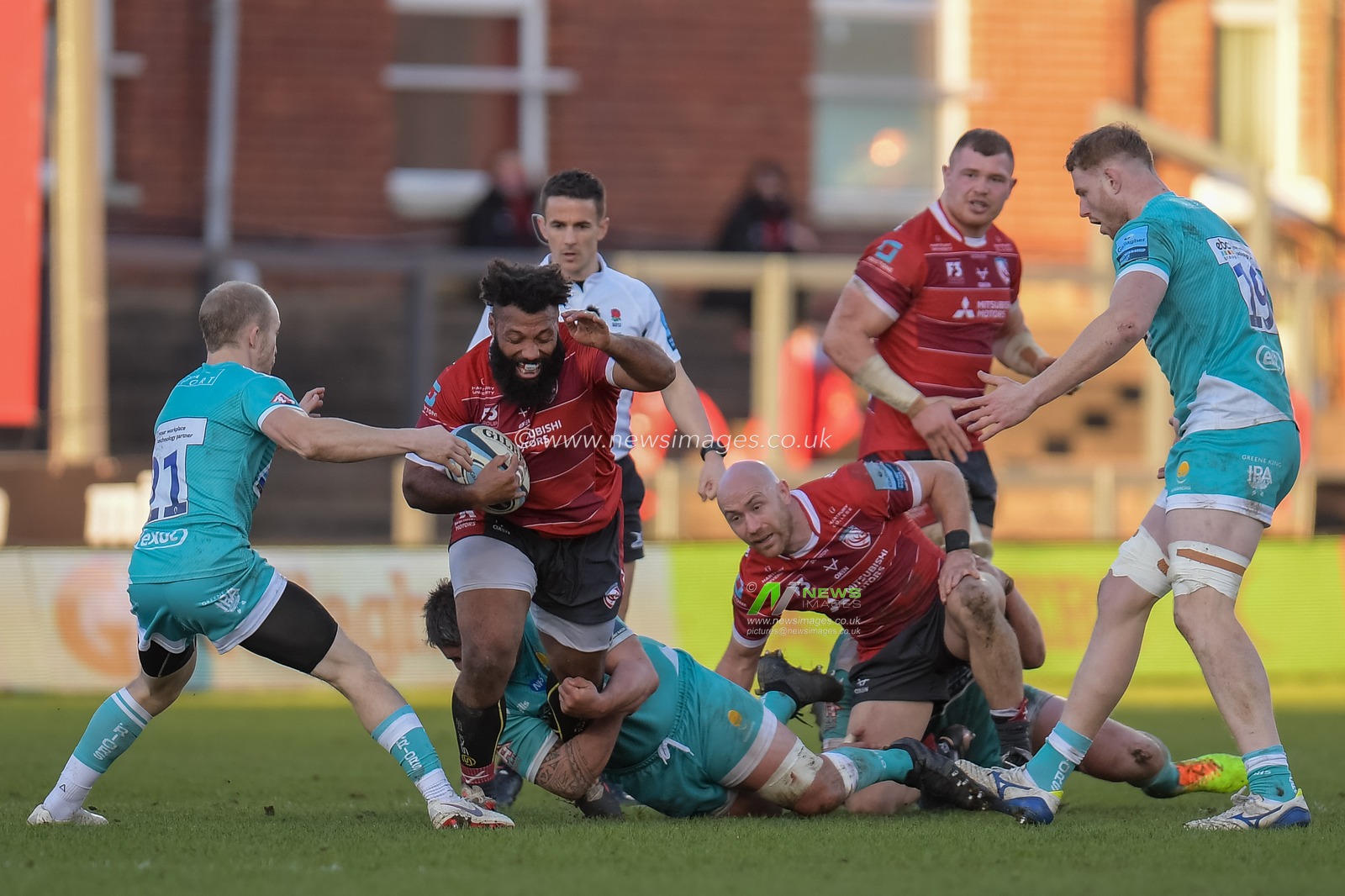 jamal ford-robinson #17 of gloucester rugby is tackled by Michael Heaney #21 of Worcester Warriors