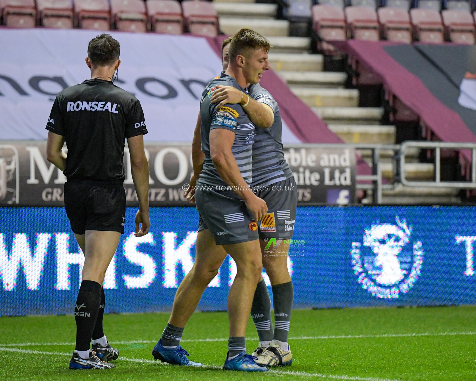 Tom Davies (2) of Catalans Dragons celebrates scoring a try to make it 6-4