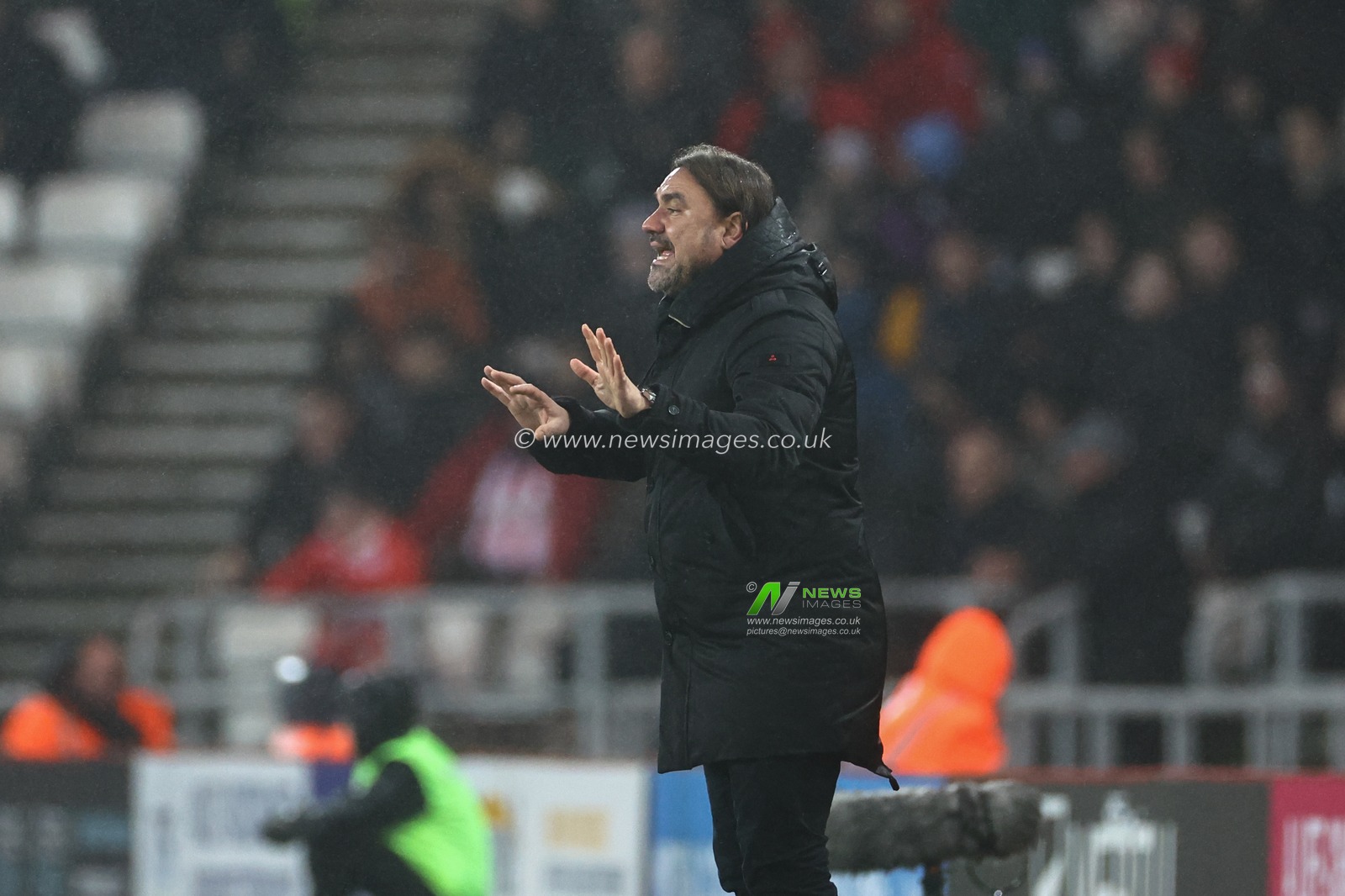 Daniel Farke Manager of Leeds United gives his team instructions during the Sky Bet Championship match Sunderland vs Leeds United at Stadium Of Light, Sunderland, United Kingdom, 12th December 2023

(Photo by Mark Cosgrove/News Images)