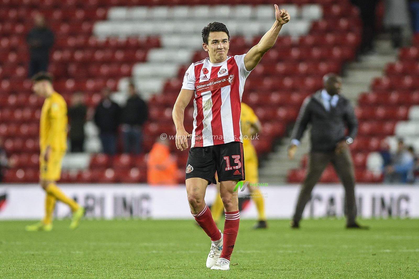 2nd November 2019, Stadium Of Light, Sunderland, England; Sky Bet League 1, Sunderland v Southend United : Luke O'Nien of Sunderland gives the fans a thumbs up

Credit: Iam Burn/News Images