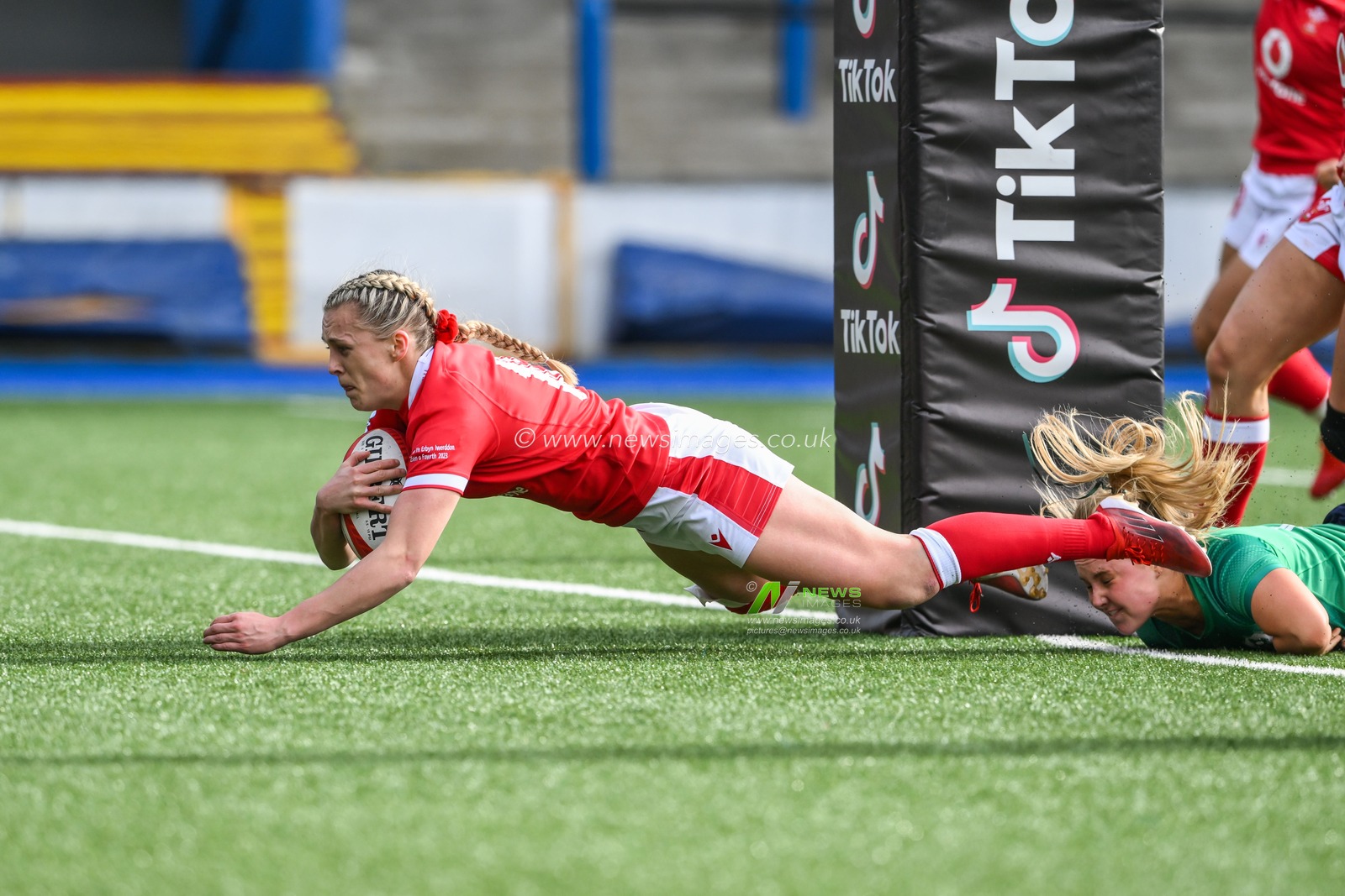 Hannah Jones of Wales goes over for a try during the TikTok Womenâ€™s Six Nations match Wales vs Ireland at BT Cardiff Arms Park, Cardiff, United Kingdom, 25th March 2023

(Photo by Craig Thomas/News Images)