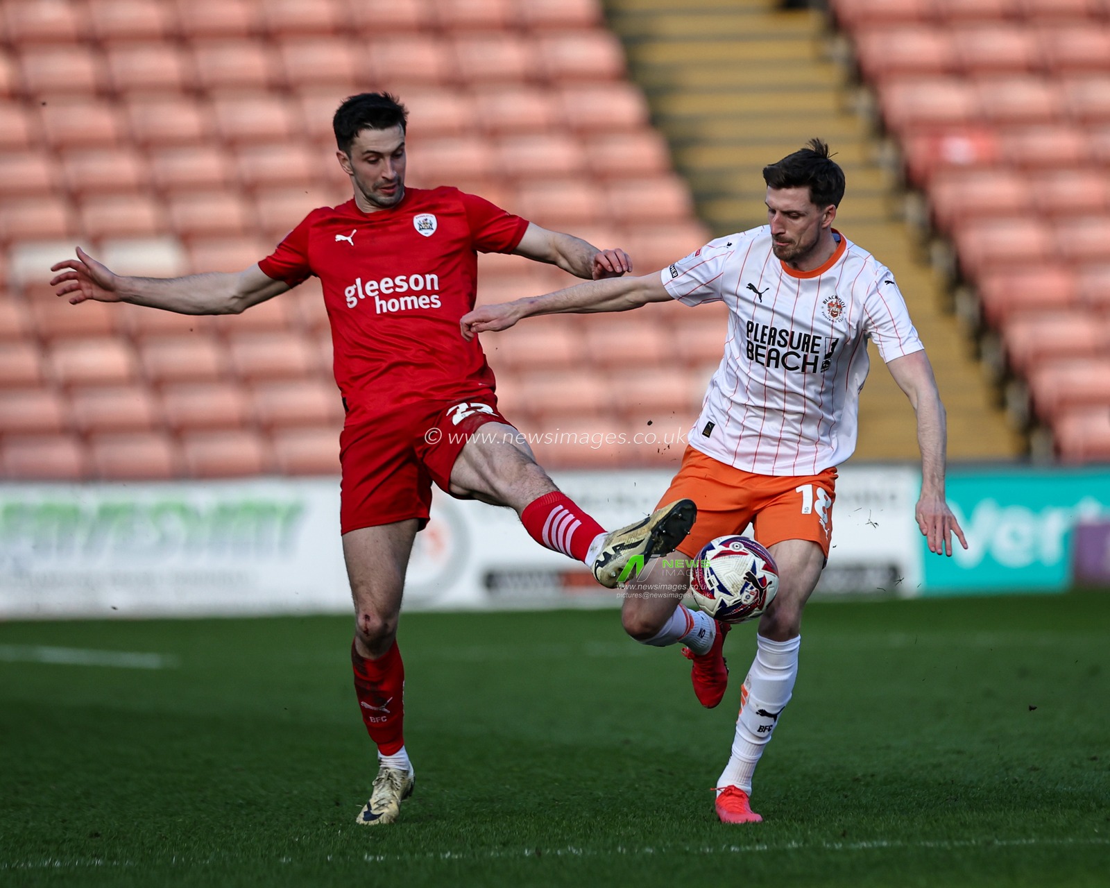 Neil Farrugia of Barnsley and Jake Beesley of Blackpool battle for the ball during the Sky Bet League 1 match Barnsley vs Blackpool at Oakwell, Barnsley, United Kingdom, 8th March 2025

(Photo by Mark Cosgrove/News Images)