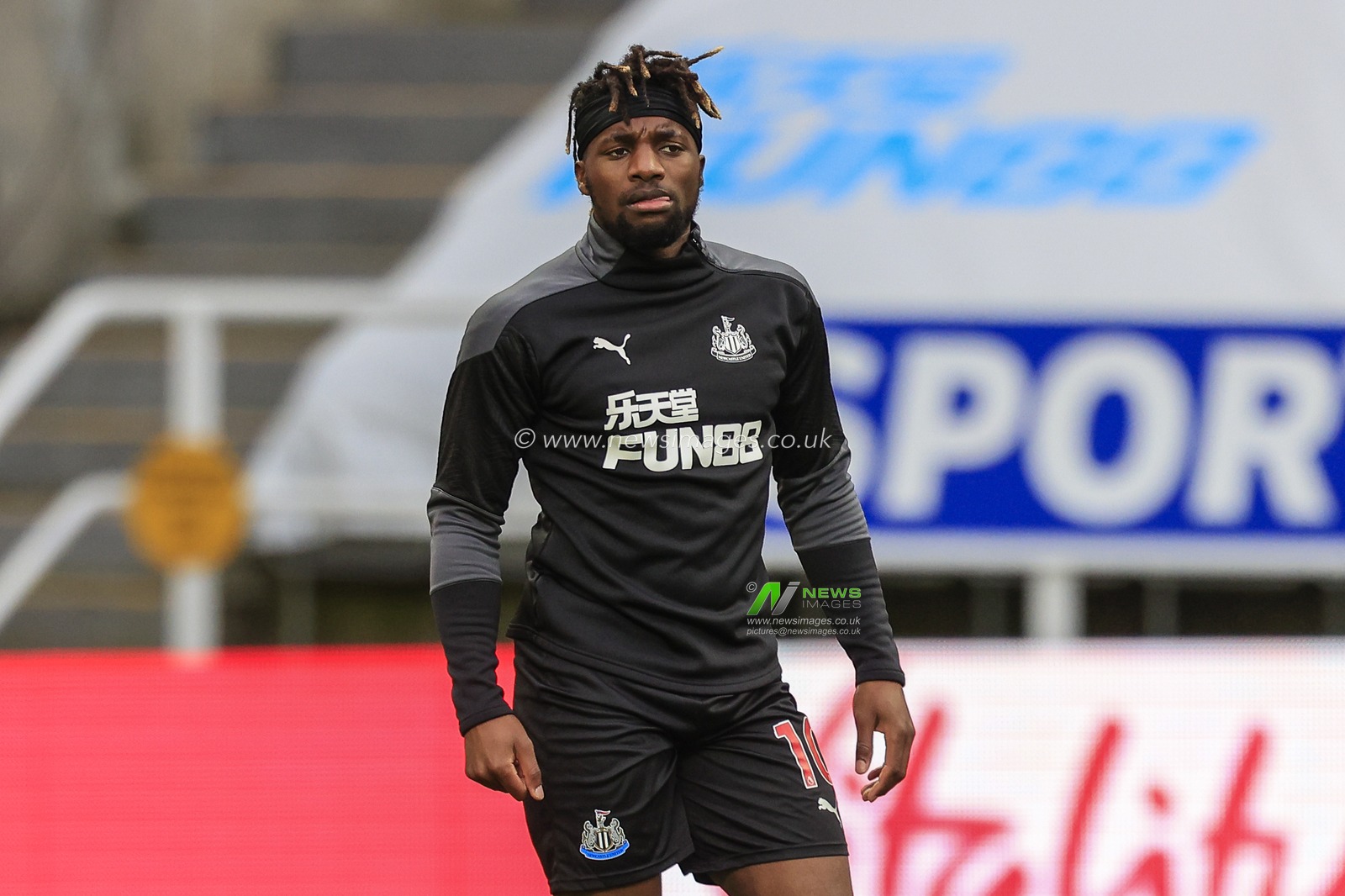 Allan Saint-Maximin #10 of Newcastle United during the pre-game warmup