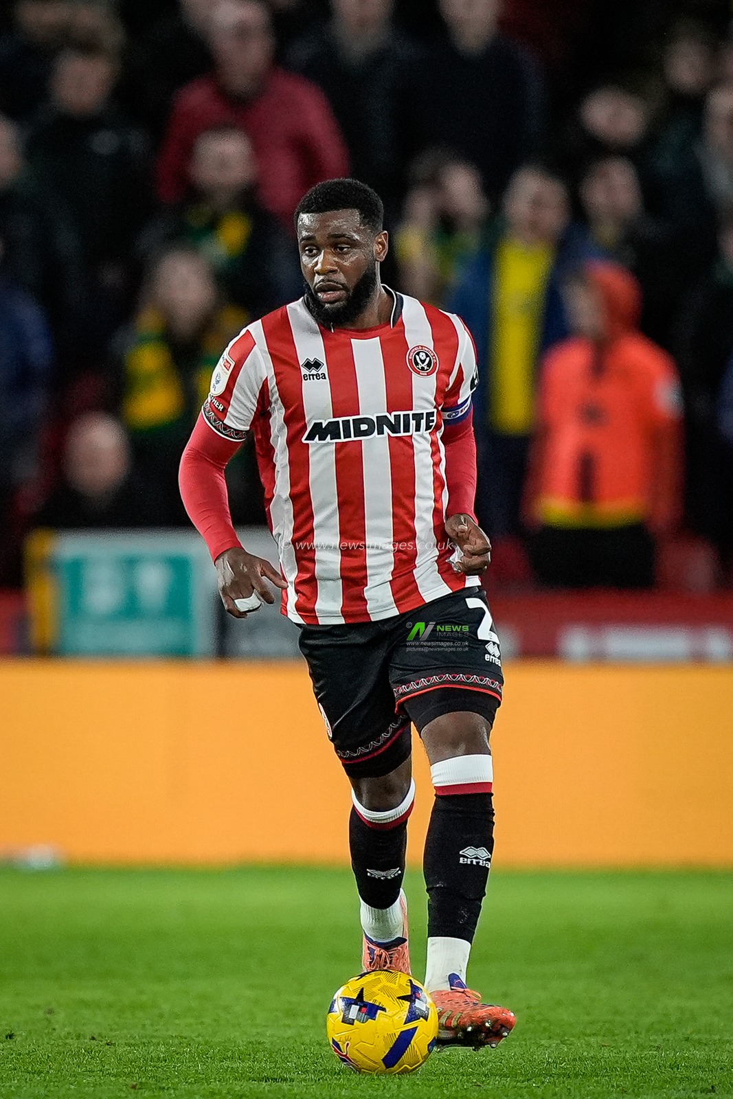 Japhet Tanganga of Sheffield United dribbles the ball during the Sky Bet Championship match Sheffield United vs Norwich City at Bramall Lane, Sheffield, United Kingdom, 9th December 2025

(Photo by Maynard Manyowa/News Images)

*** GER AUT SUI OUT ***