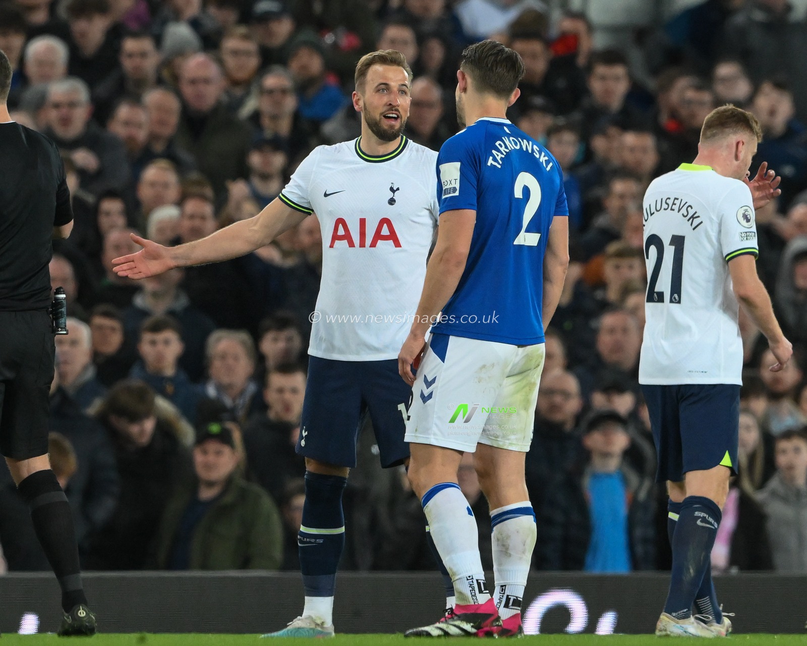 Harry Kane #10 of Tottenham Hotspur talks to James Tarkowski #2 of Everton during the Premier League match Everton vs Tottenham Hotspur at Goodison Park, Liverpool, United Kingdom, 3rd April 2023

(Photo by Craig Thomas/News Images)