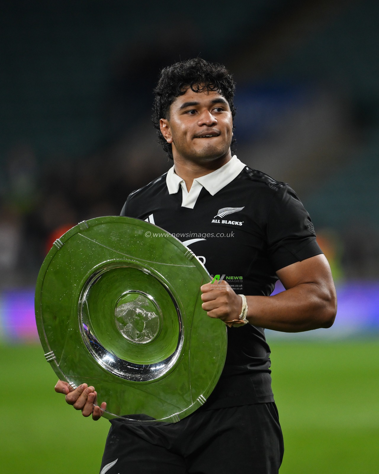 Wallace Sititi of New Zealand holds the Hillary Shield after the Autumn Nations Series match England vs New Zealand at Allianz Stadium,, Twickenham, United Kingdom, 2nd November 2024

(Photo by Craig Thomas/News Images)
