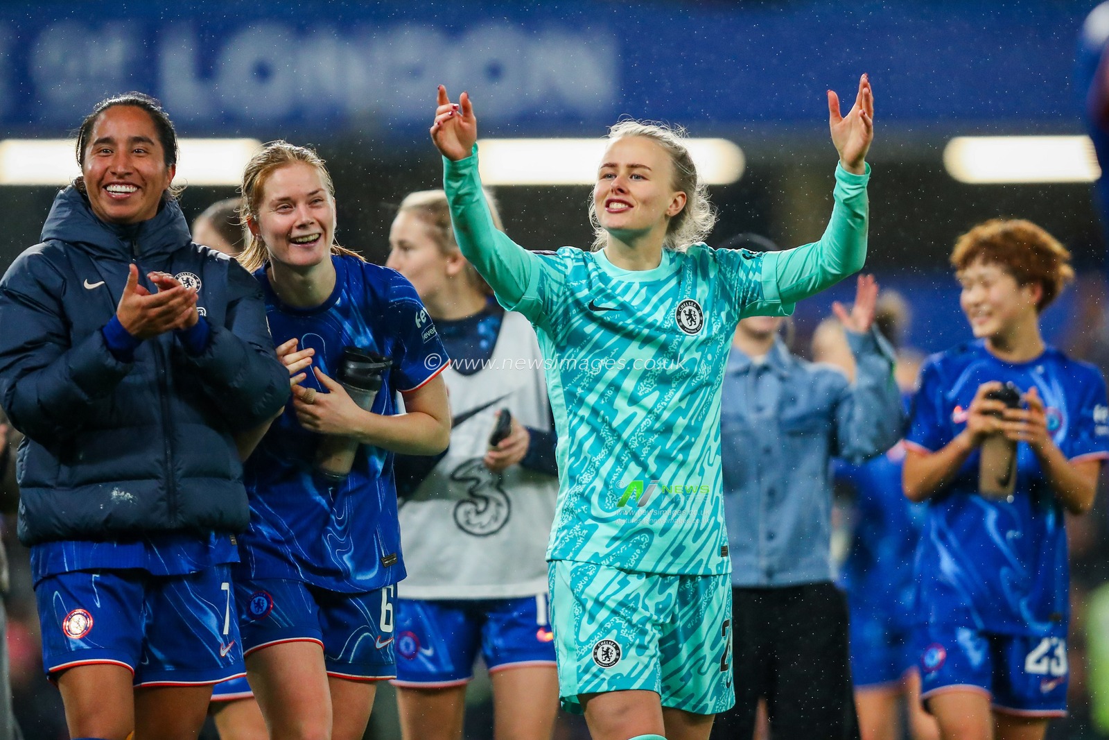 Hannah Hampton of Chelsea Women celebrates after the teams victory following the Barclays Women's Super League match Chelsea FC Women vs Manchester City Women at Stamford Bridge, London, United Kingdom, 16th November 2024

(Photo by Izzy Poles/News Images)