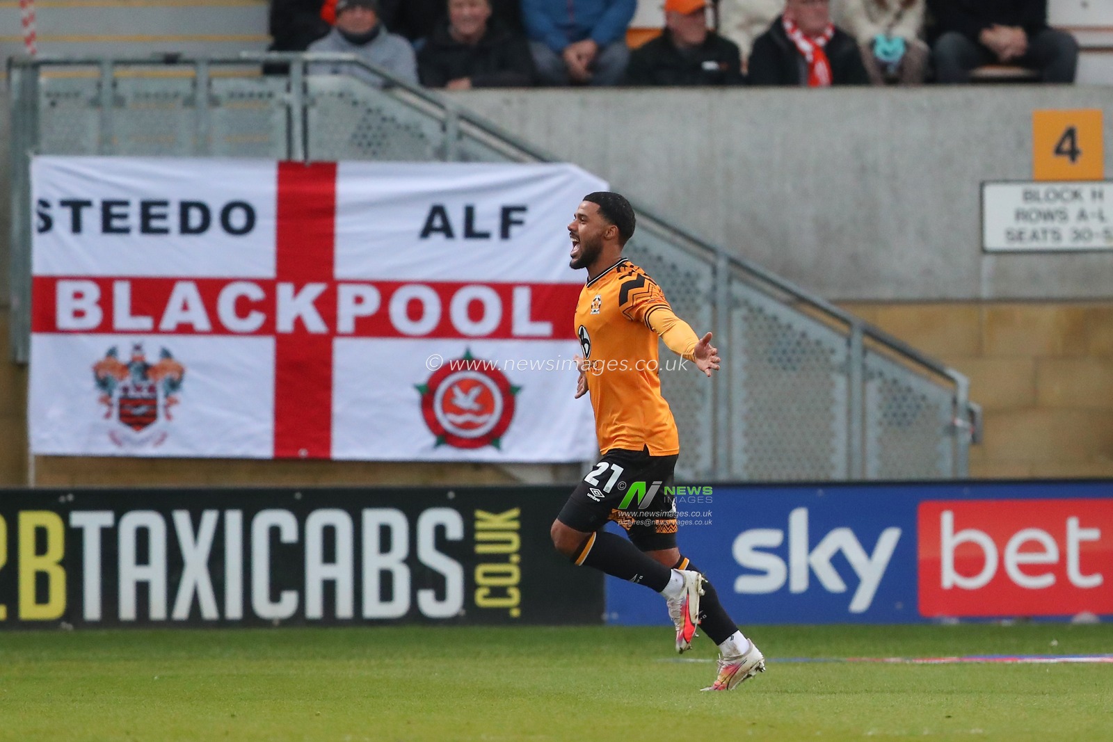 Elias Kachunga #21 of Cambridge United celebrates his goal to make it 1-1 during the Sky Bet League 1 match Cambridge United vs Blackpool at Abbey Stadium, Cambridge, United Kingdom, 16th December 2023

(Photo by Gareth Evans/News Images)