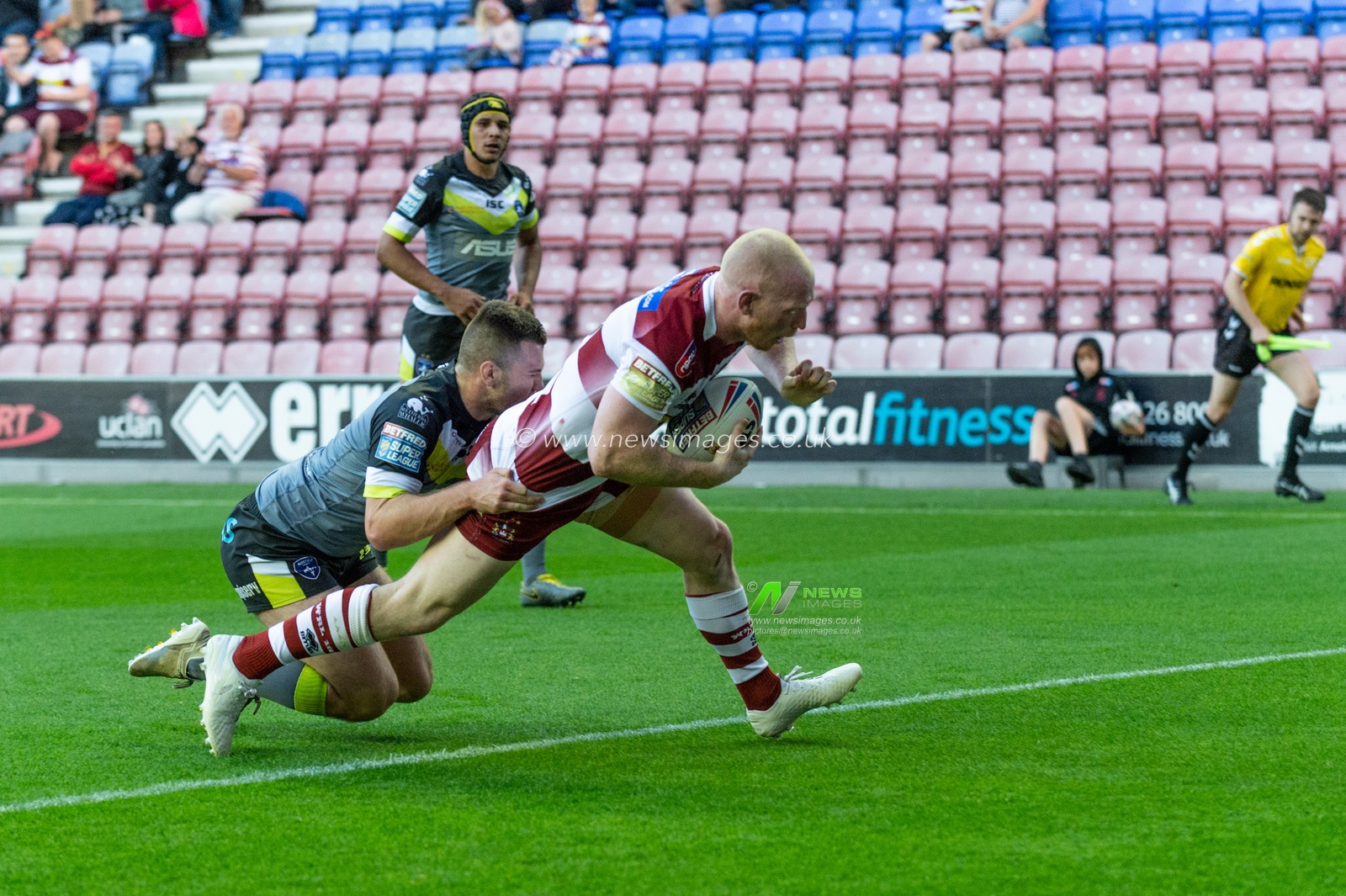 18th July 2019 , DW Stadium, Wigan, England;  Betfred Super League, Round 23, Wigan Warriors vs Wakefield Trinity ; Liam Farell of Wigan Warriors scores his sides try

Credit: Richard Long/News Images