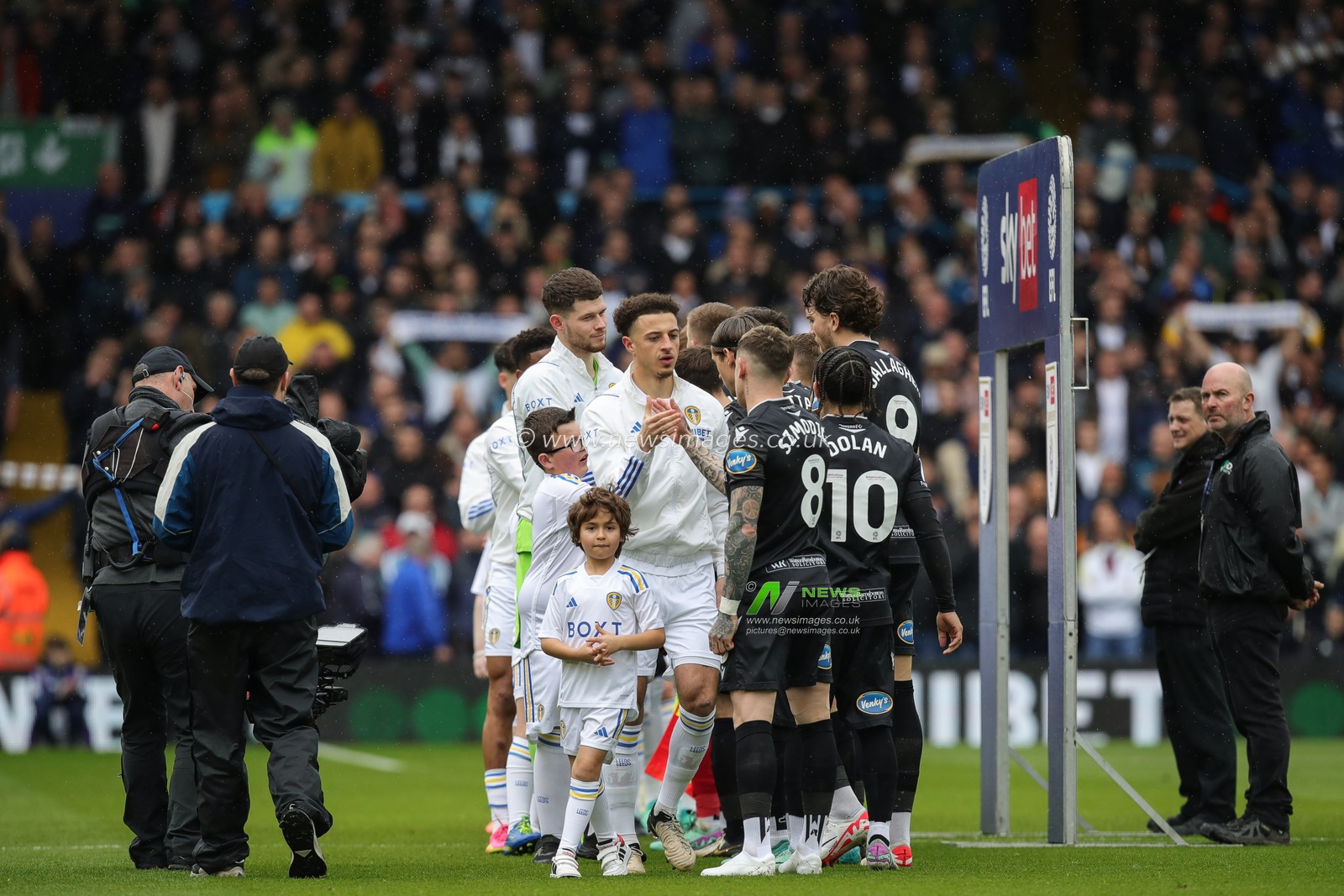 The two teams shake hands before the Sky Bet Championship match Leeds United vs Blackburn Rovers at Elland Road, Leeds, United Kingdom, 13th April 2024

(Photo by James Heaton/News Images)