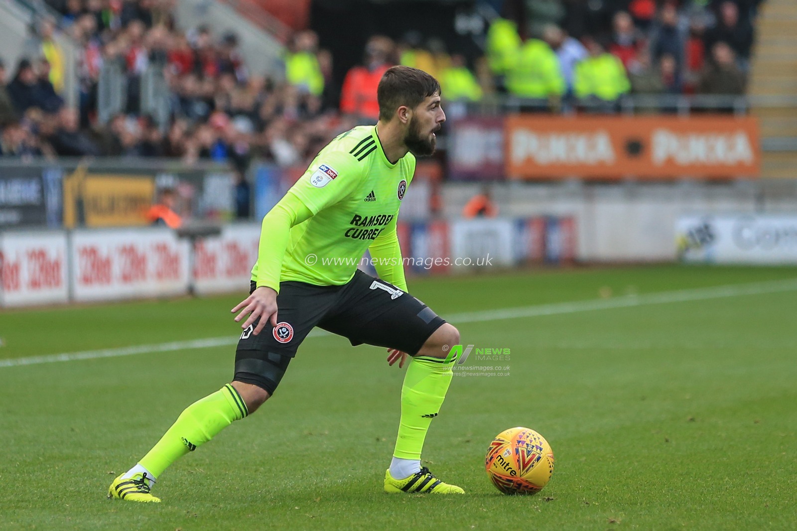24th November 2018, New York Stadium, Rotherham, England; Sky Bet Championship Rotherham Utd v Sheffield United  ; Kieron Freeman (18) of Sheffield United with the ball 


Credit: Mark Cosgrove/News Images

English Football League images are subject to DataCo Licence