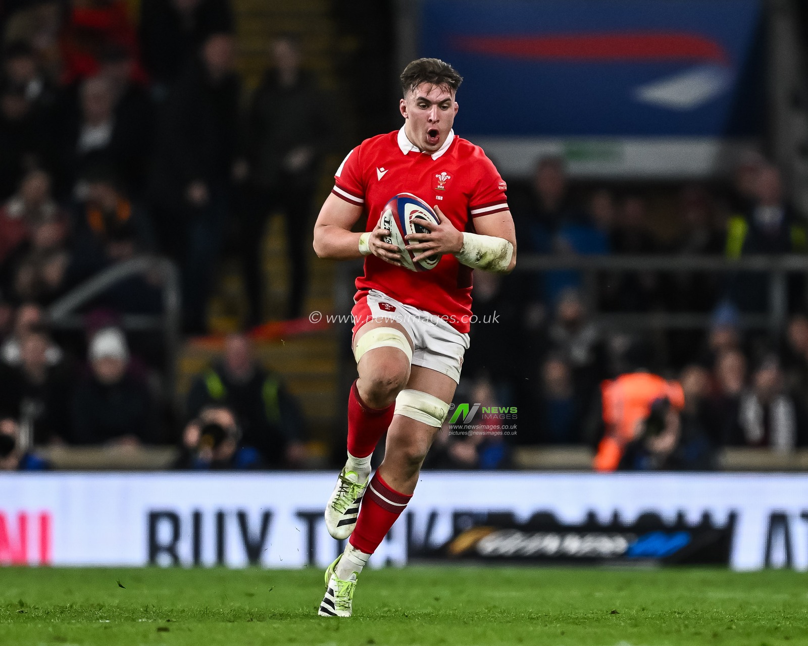 Taine Basham of Wales makes a break during the 2024 Guinness 6 Nations match England vs Wales at Twickenham Stadium, Twickenham, United Kingdom, 10th February 2024

(Photo by Craig Thomas/News Images)