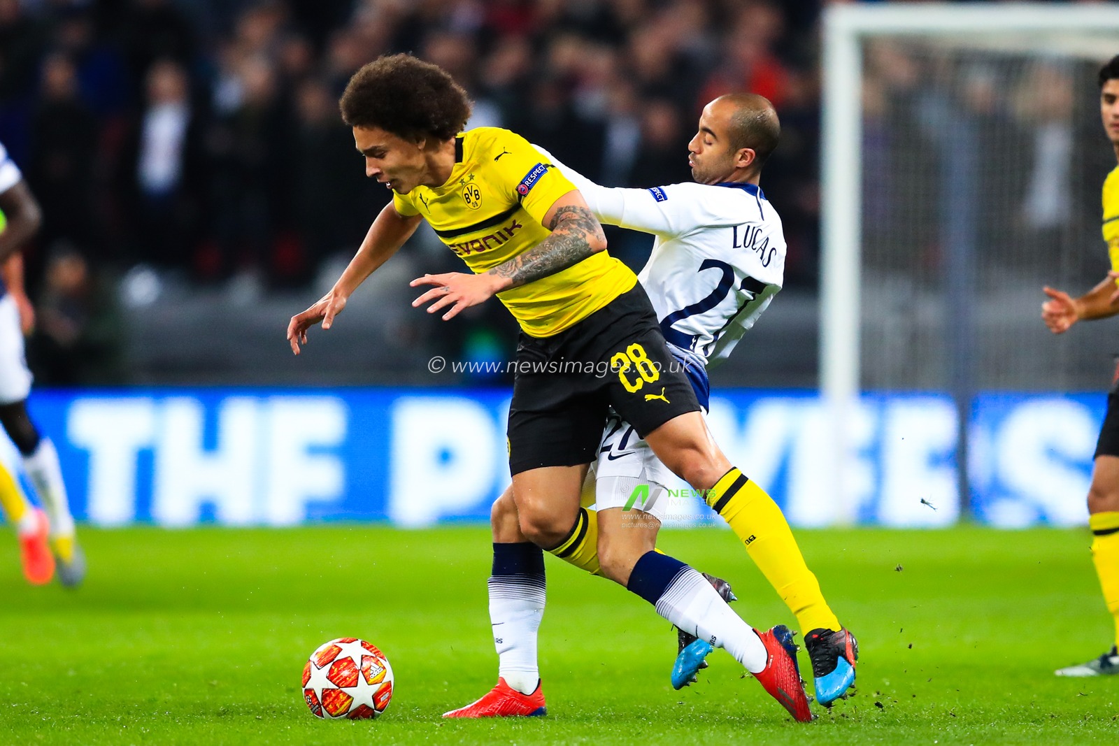 13th February 2019, Wembley Stadium, London, England; UEFA Champions League, Round of 16, Tottenham vs Borussia Dortmund ; Lucas Moura (27) of Tottenham tussles with Axel Witsel (28) of Borussia Dortmund


Credit: Georgie Kerr/News Images