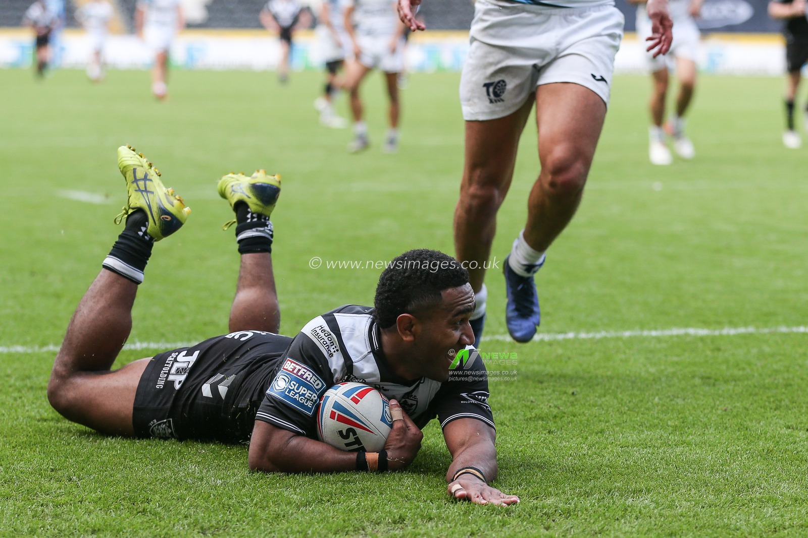 Mitieli Vulikijapani #25 of Hull FC goes over for a try to make it 38-12