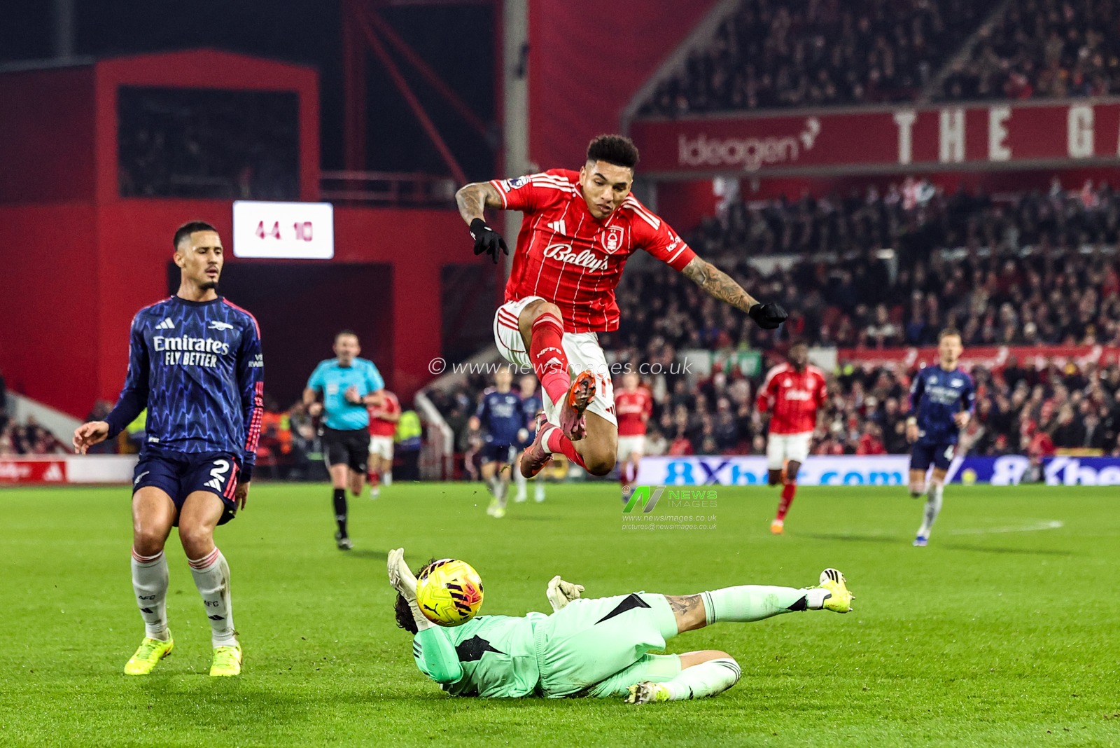 Igor Jesus of Nottingham Forest breaks past Arsenal goalkeeper David Raya during the Premier League match Nottingham Forest vs Arsenal at City Ground, Nottingham, United Kingdom, 17th January 2026

(Photo by Alfie Cosgrove/News Images)