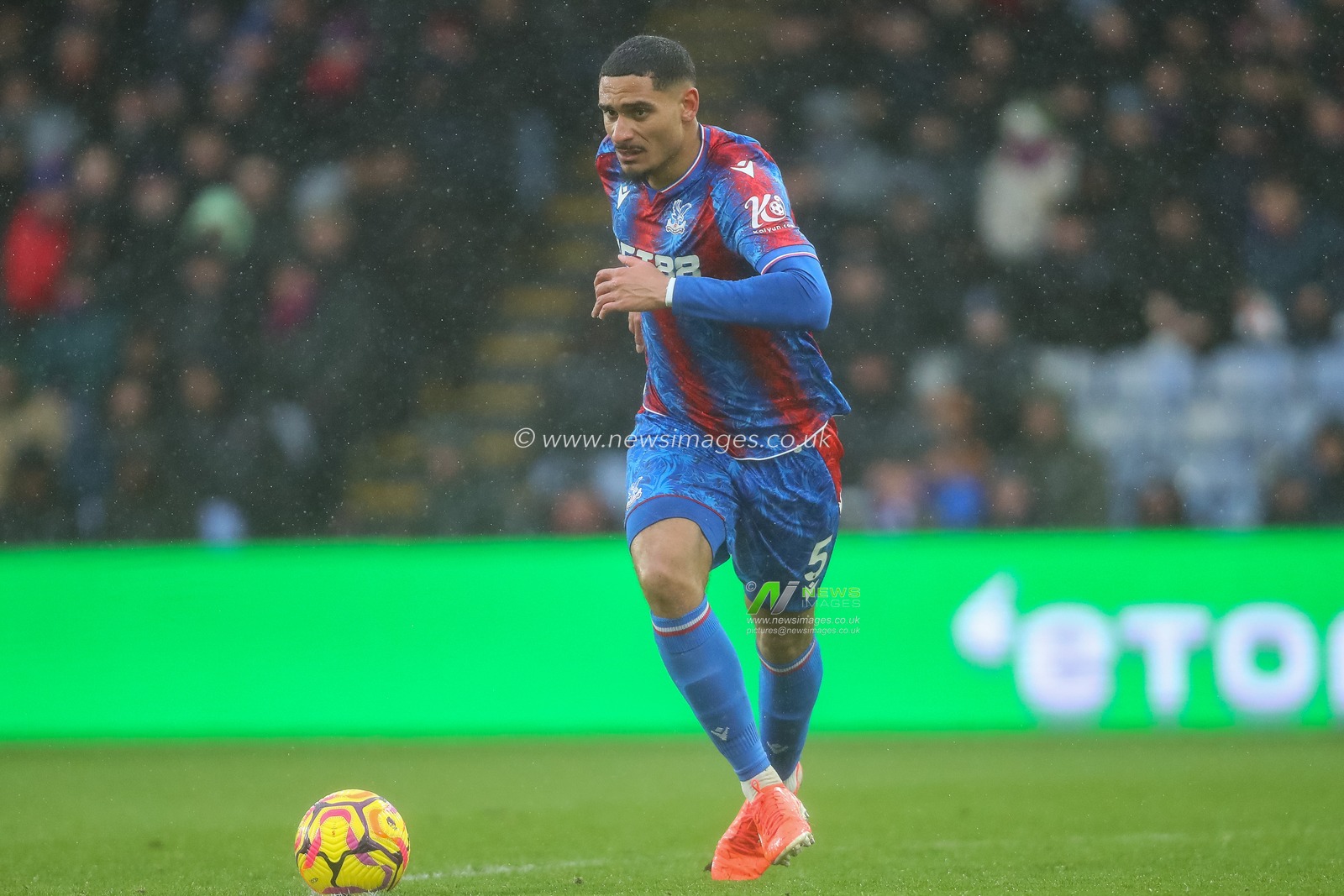 Maxence Lacroix of Crystal Palace breaks with the ball during the Premier League match Crystal Palace vs Brentford at Selhurst Park, London, United Kingdom, 26th January 2025

(Photo by Izzy Poles/News Images)