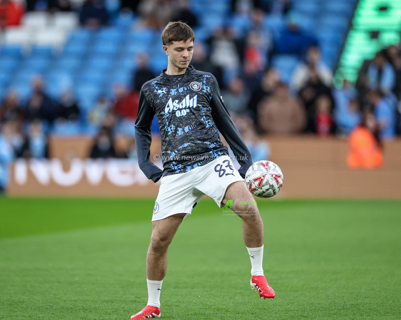 James McAtee of Manchester City in the pregame warmup session during the Emirates FA Cup 5th Round match Manchester City vs Plymouth Argyle at Etihad Stadium, Manchester, United Kingdom, 1st March 2025

(Photo by Mark Cosgrove/News Images)