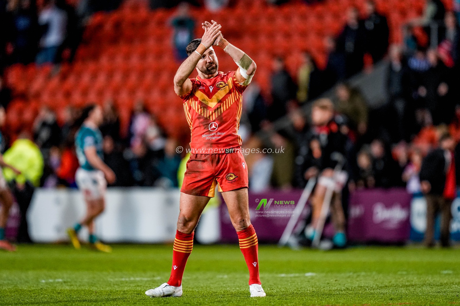 Tommy Makinson of Catalans Dragons applauds the fans at full time during the Betfred Challenge Cup Quarter Final match St Helens vs Catalans Dragons at The BrewDog Stadium, St Helens, United Kingdom on 10 April 2026

(Photo by Maynard Manyowa/News Images)