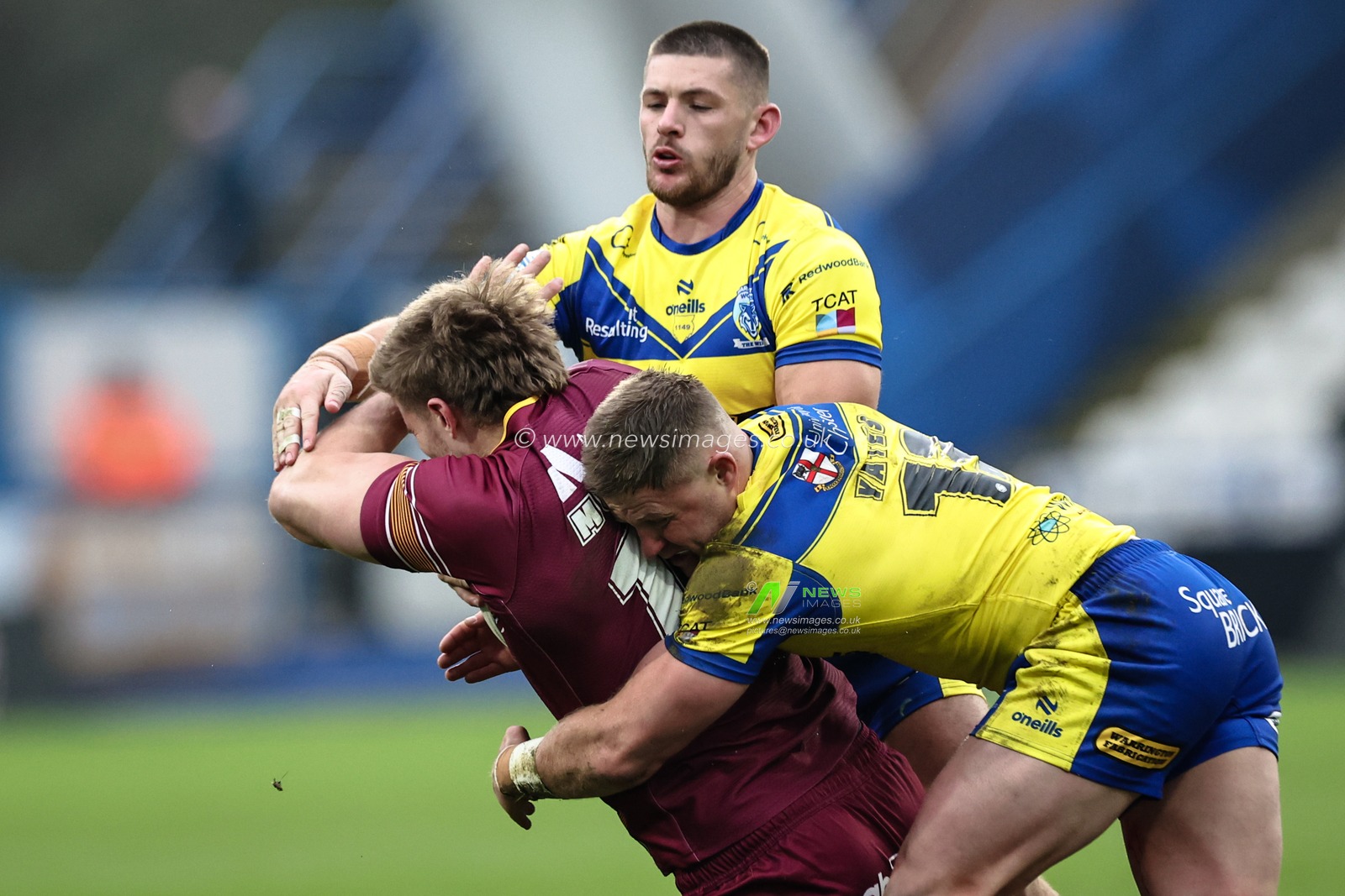 Jack Murchie of Huddersfield Giants is tackled by Luke Yates of Warrington Wolves and Danny Walker of Warrington Wolves during the Betfred Super League Round 1 match Huddersfield Giants vs Warrington Wolves at John Smith's Stadium, Huddersfield, United Kingdom, 16th February 2025

(Photo by Mark Cosgrove/News Images)