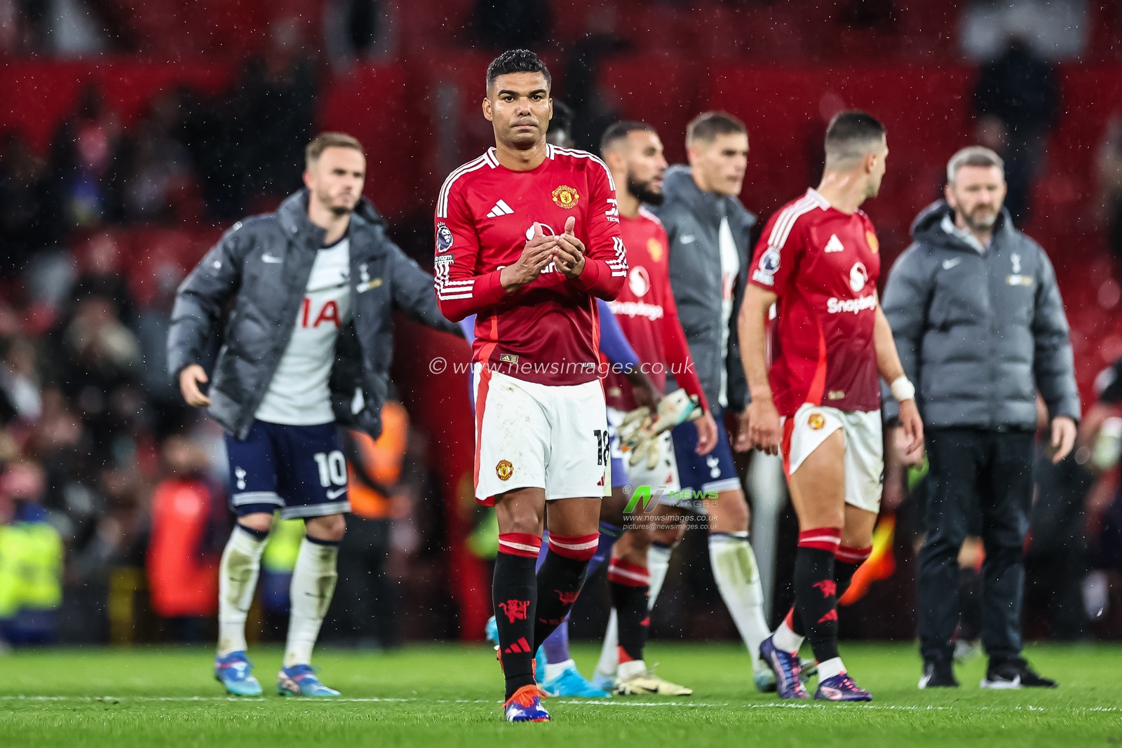 Bruno Fernandes of Manchester United applauds the fans at the end of the Premier League match Manchester United vs Tottenham Hotspur at Old Trafford, Manchester, United Kingdom, 29th September 2024

(Photo by Mark Cosgrove/News Images)