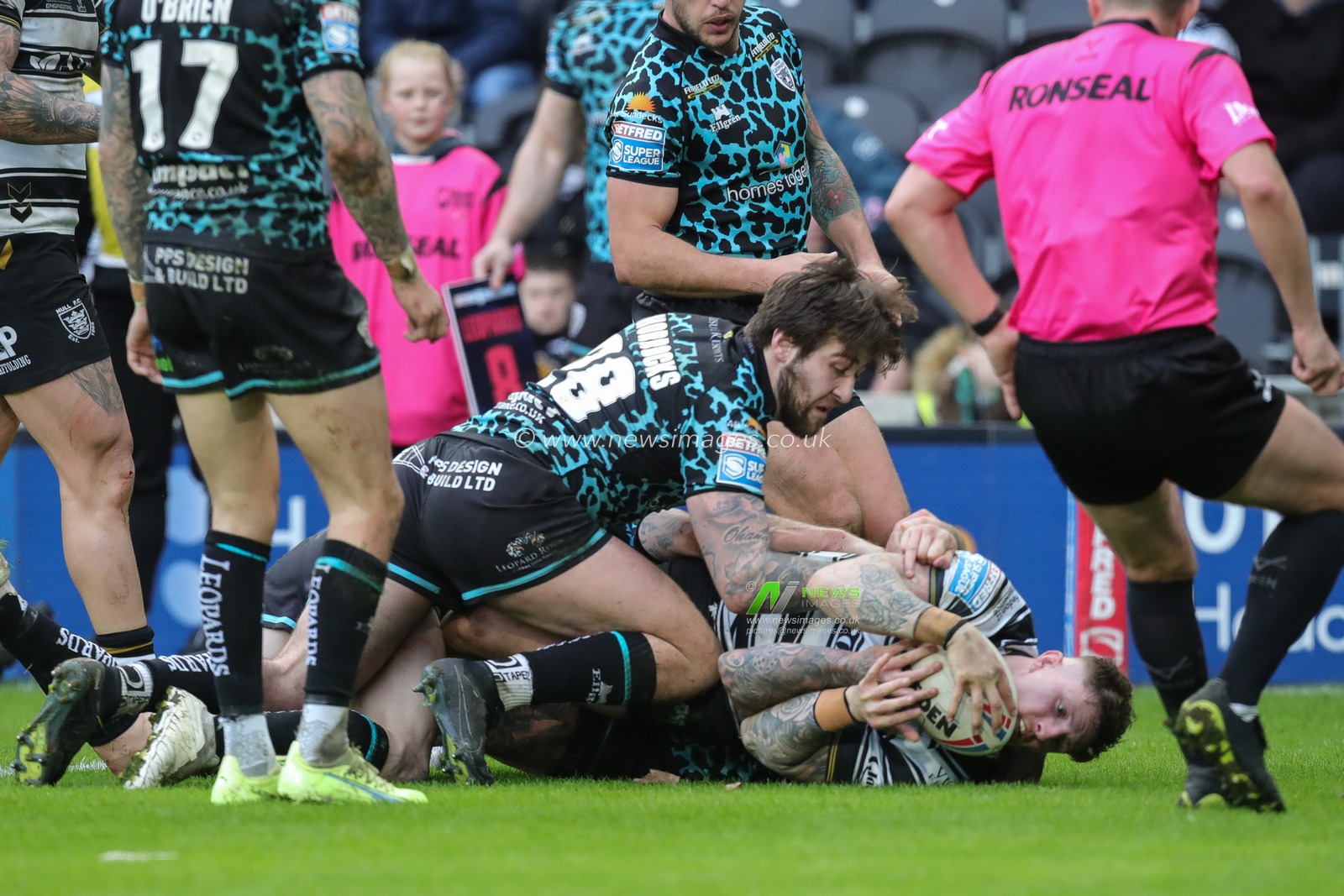 Liam Sutcliffe #4 of Hull FC goes over for a try in the second half of the Betfred Super League  Round 6 match Hull FC vs Leigh Leopards at MKM Stadium, Hull, United Kingdom, 25th March 2023

(Photo by James Heaton/News Images)