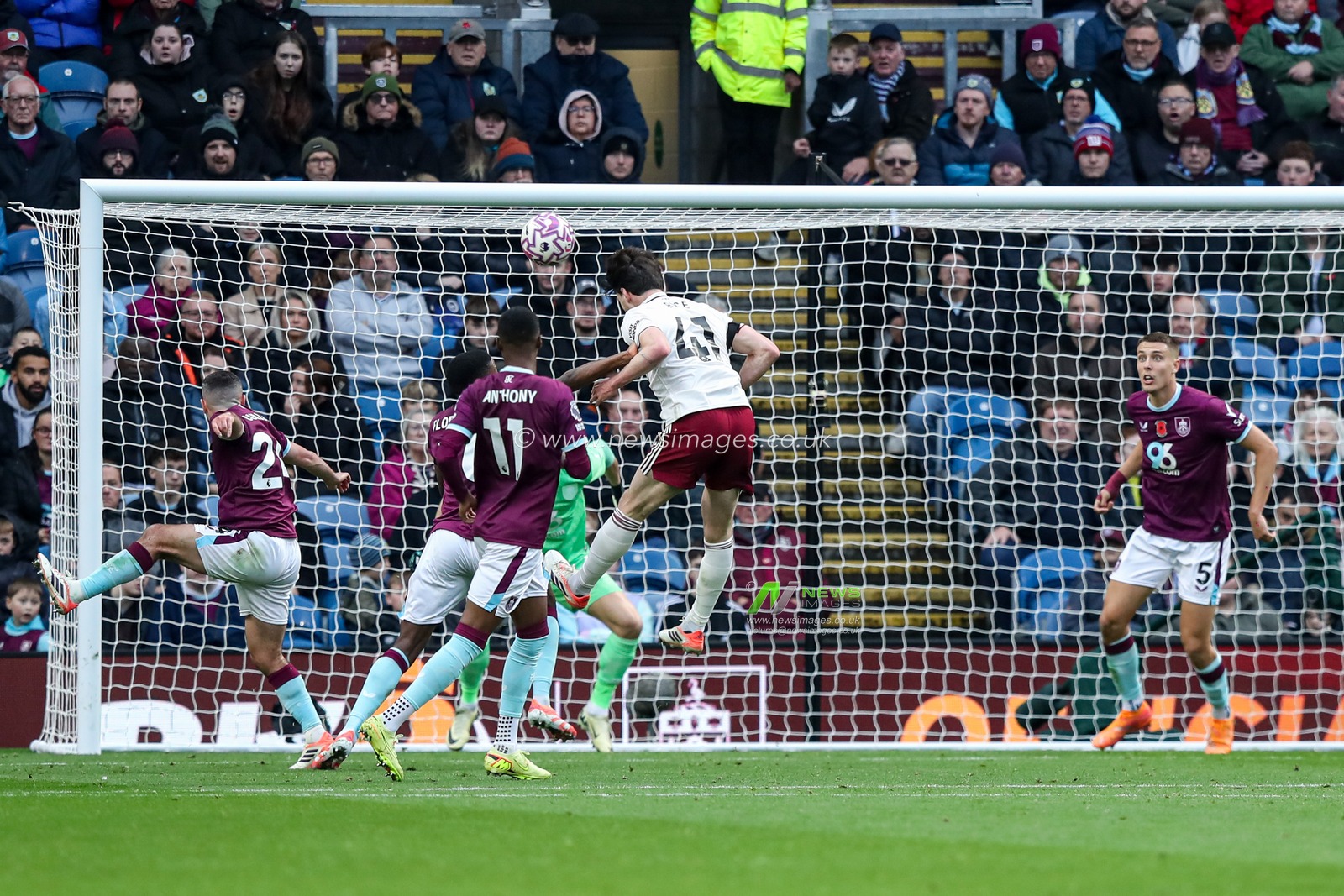 Declan Rice of Arsenal shoots and scores to make it 0-2 during the Premier League match Burnley vs Arsenal at Turf Moor, Burnley, United Kingdom, 1st November 2025

(Photo by Jorge Horsted/News Images)

*** GER AUT SUI OUT ***
