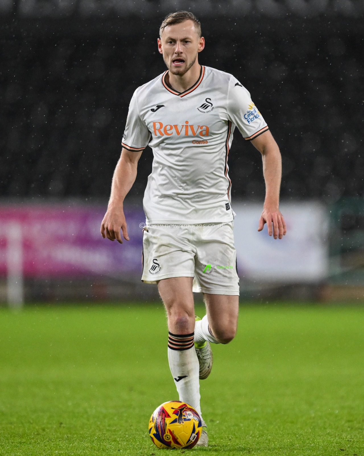 Harry Darling of Swansea City goes forward with the ball during the Sky Bet Championship match Swansea City vs Leeds United at Swansea.com Stadium, Swansea, United Kingdom, 24th November 2024

(Photo by Craig Thomas/News Images)