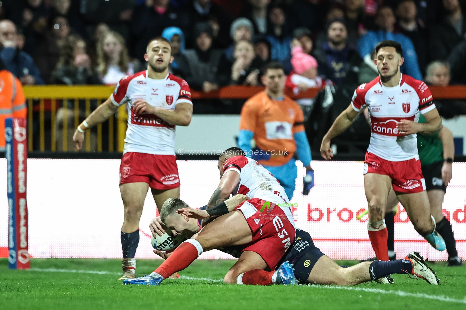 Harry Newman of Leeds Rhinos goes over for a tryduring the Betfred Super League Round 2 match Hull KR vs Leeds Rhinos at Sewell Group Craven Park, Kingston upon Hull, United Kingdom, 22nd February 2024

(Photo by Mark Cosgrove/News Images)