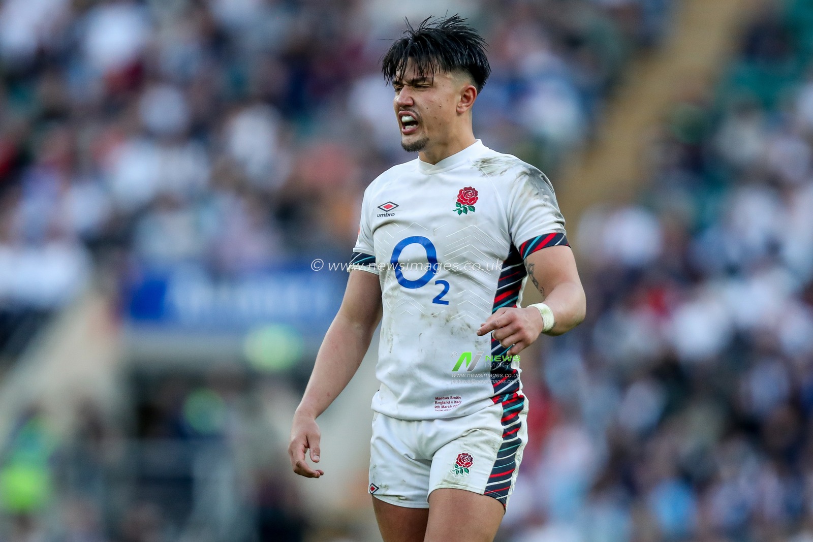 Marcus Smith of England gives the team instructions during the 2025 Guinness 6 Nations match England vs Italy at Allianz Stadium, Twickenham, United Kingdom, 9th March 2025

(Photo by Izzy Poles/News Images)