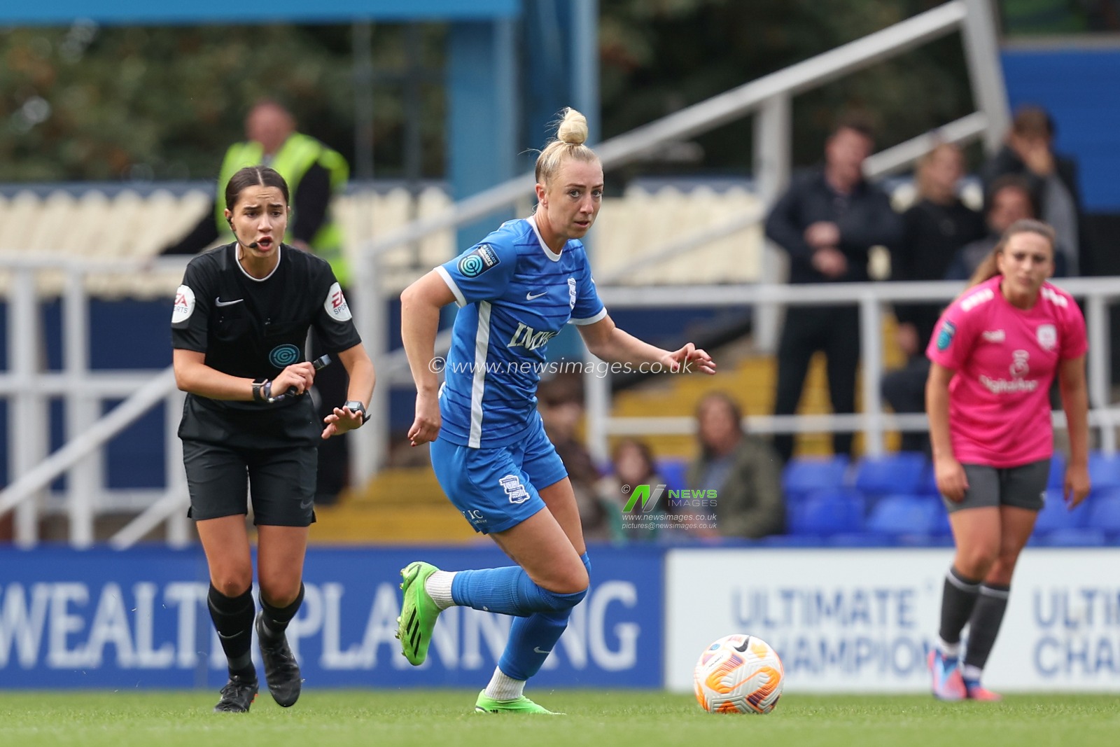 Jade Pennock #7 of Birmingham City dribbles the ball during the The Fa Women's Super League match Birmingham City Women vs Coventry United Women at St Andrews, Birmingham, United Kingdom, 25th September 2022

(Photo by Simon Bissett/News Images)