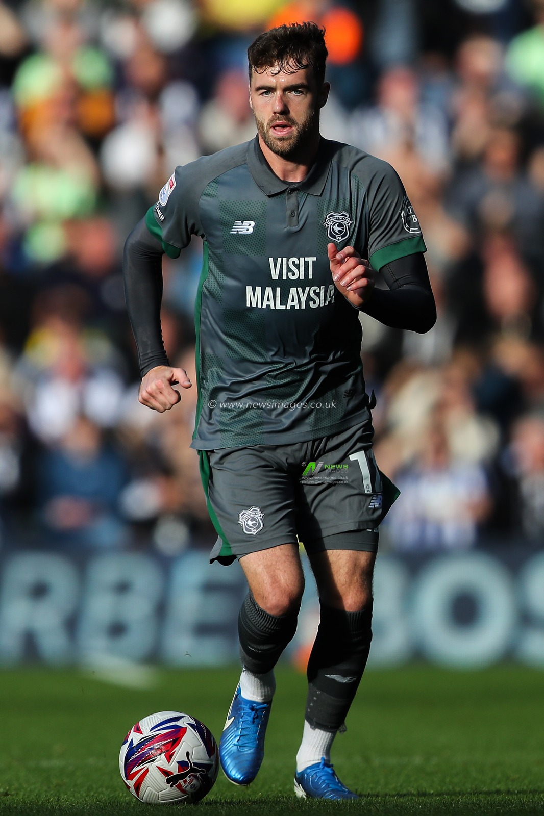 Calum Chambers of Cardiff City goes forward with the ball during the Sky Bet Championship match West Bromwich Albion vs Cardiff City at The Hawthorns, West Bromwich, United Kingdom, 26th October 2024

(Photo by Gareth Evans/News Images)