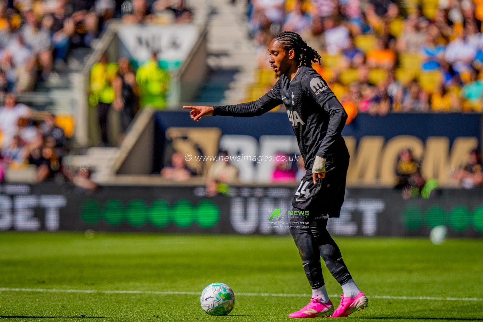 Djed Spence of Tottenham Hotspur controls the ball  during the Premier League match Wolverhampton Wanderers vs Tottenham Hotspur at Molineux, Wolverhampton, United Kingdom on 25 April 2026

(Photo by Maynard Manyowa/News Images)