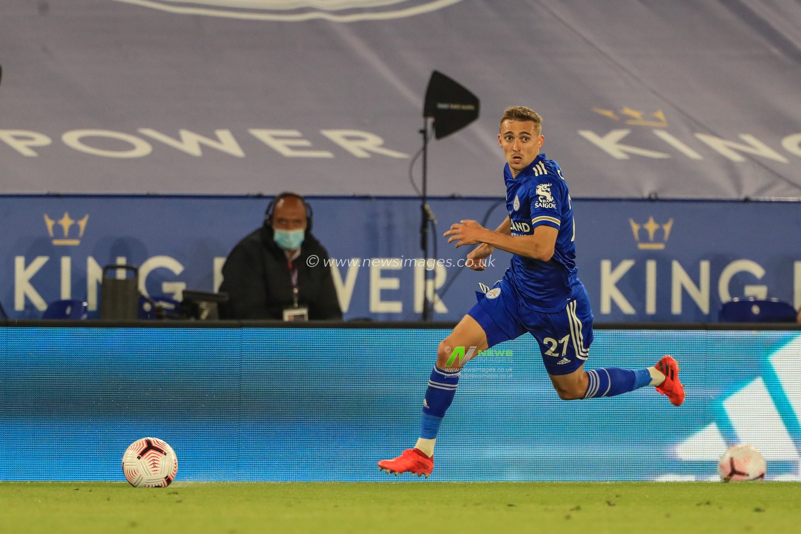 Timothy Castagne (27) of Leicester City breaks down the wing