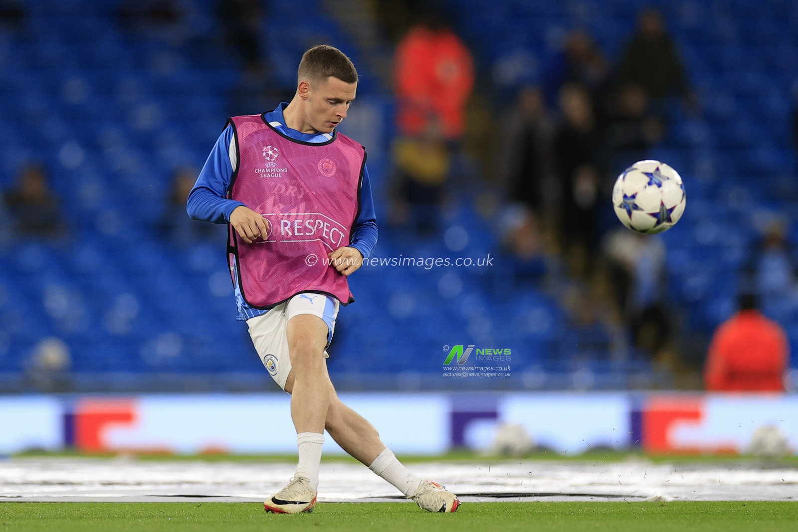 Sergio Gomez #21 of Manchester City during the warm up  ahead of the UEFA Champions League match Manchester City vs Red Star Belgrade at Etihad Stadium, Manchester, United Kingdom, 19th September 2023

(Photo by Conor Molloy/News Images)