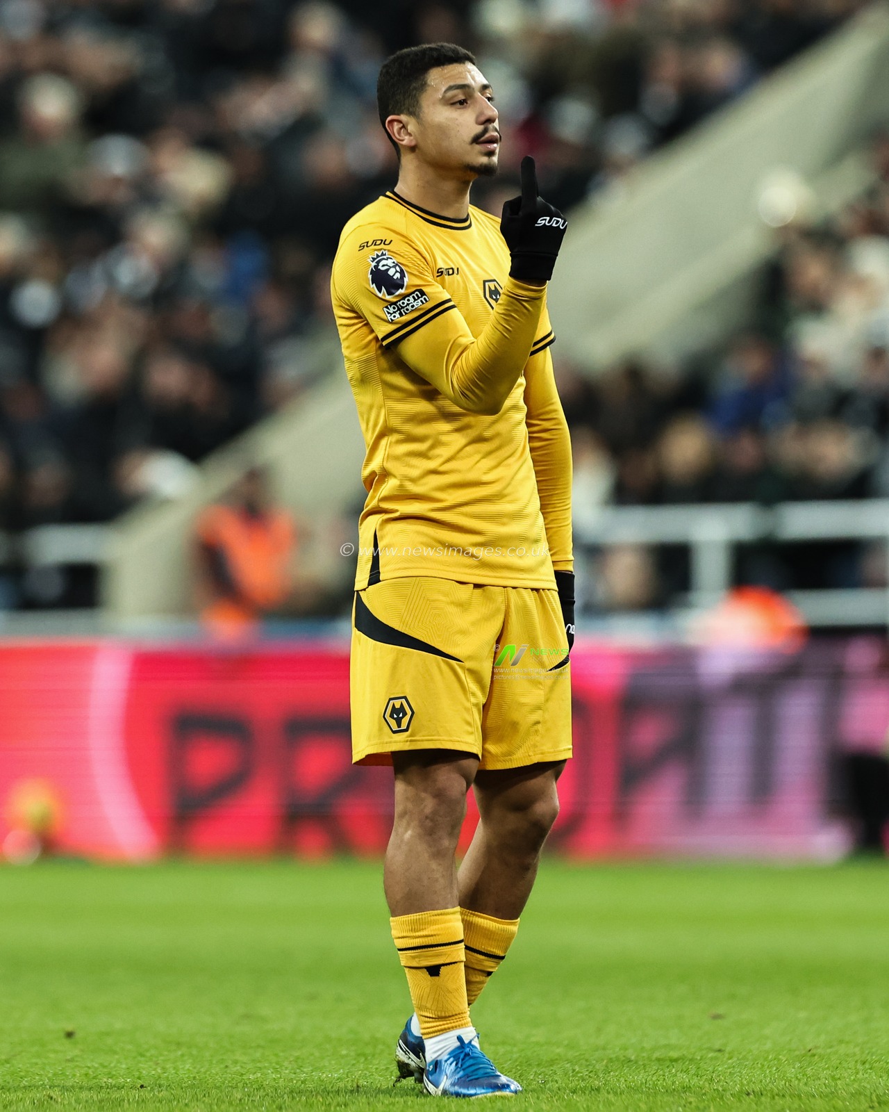 AndrÃ© of Wolverhampton Wanderers gives his teammates instructions during the Premier League match Newcastle United vs Wolverhampton Wanderers at St. James's Park, Newcastle, United Kingdom, 15th January 2025

(Photo by Mark Cosgrove/News Images)