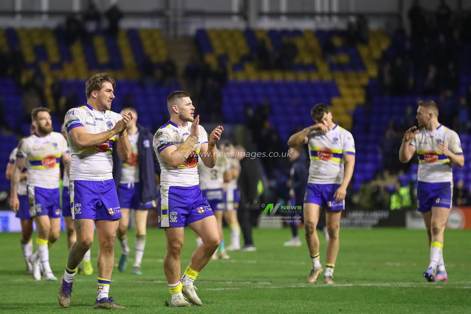 Danny Walker #16 of Warrington Wolves applauds the fans after the Betfred Super League Round 1 match Warrington Wolves vs Leeds Rhinos at Halliwell Jones Stadium, Warrington, United Kingdom, 16th February 2023

(Photo by Gareth Evans/News Images)