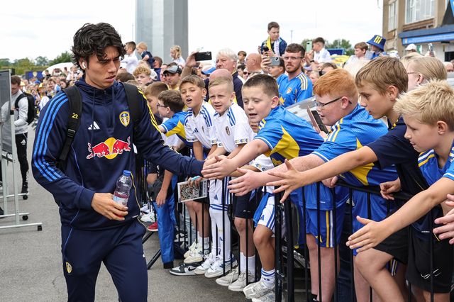 Ao Tanaka of Leeds United is greeted by the Leeds fans during the Pre-season friendly match Leeds United vs Villarreal at Elland Road, Leeds, United Kingdom, 2nd August 2025

(Photo by Mark Cosgrove/News Images)