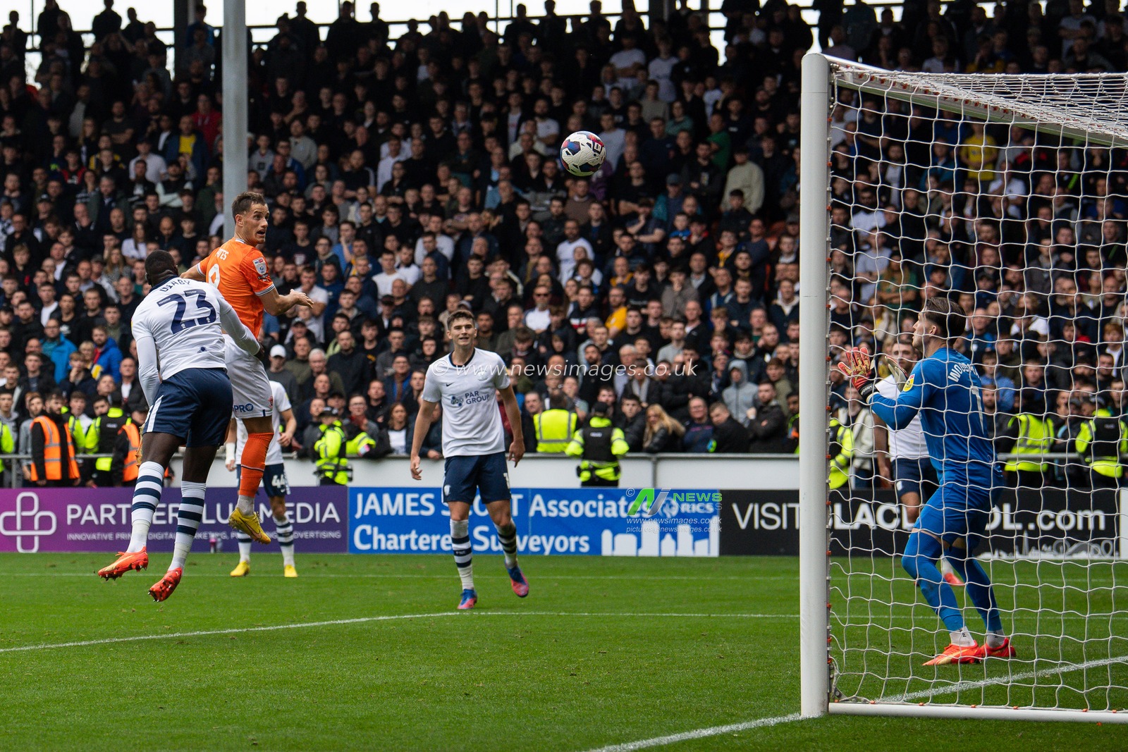 Jerry Yates #9 of Blackpool scores to make it 3-1 during the Sky Bet Championship match Blackpool vs Preston North End at Bloomfield Road, Blackpool, United Kingdom, 22nd October 2022

(Photo by Craig Thomas/News Images)