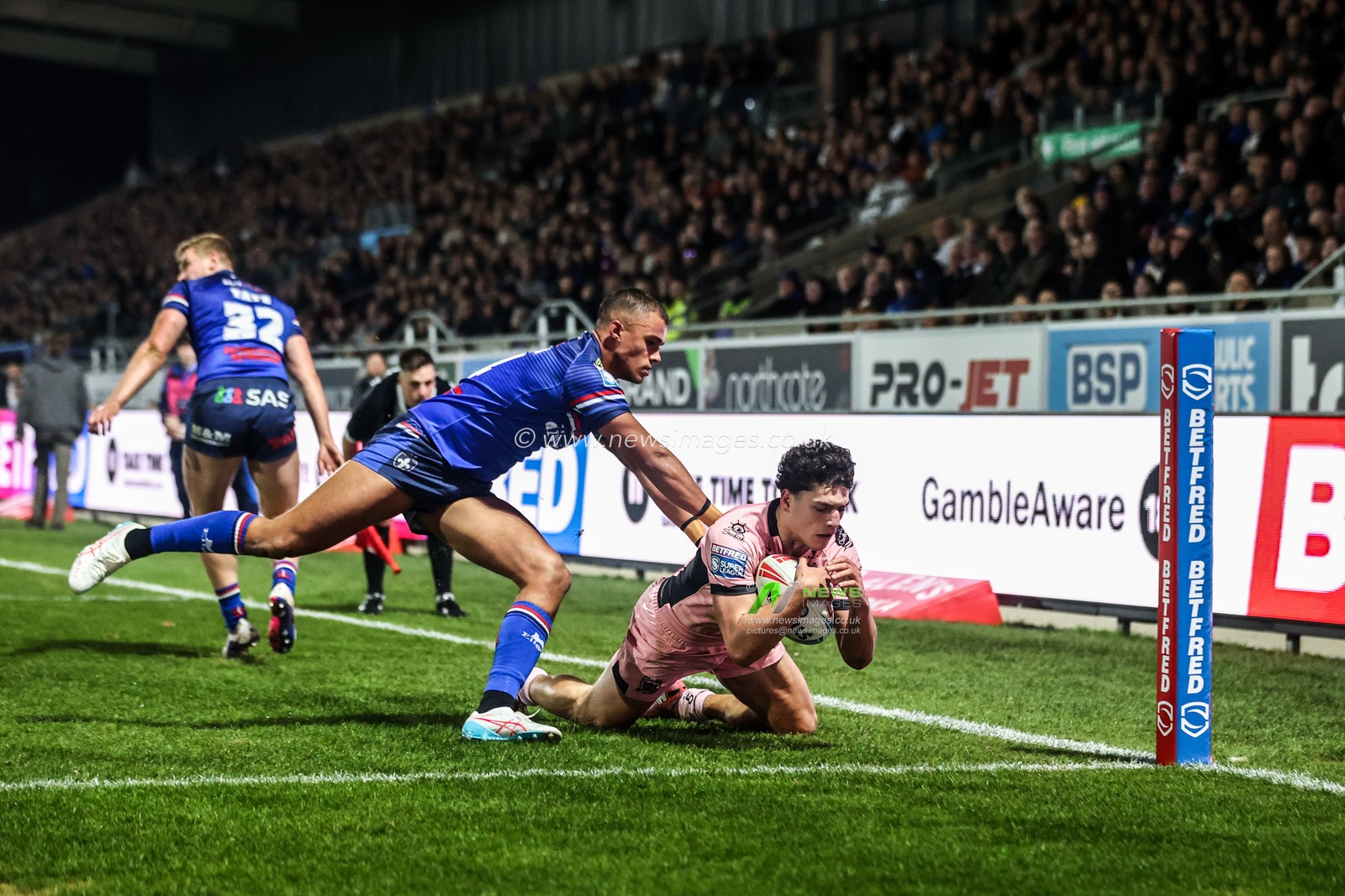 Lewis Martin of Hull FC goes over for a try during the Betfred Super League match Wakefield Trinity vs Hull FC at DIY Kitchens Stadium, Wakefield, United Kingdom on 05 March 2026

(Photo by Alfie Cosgrove/News Images)