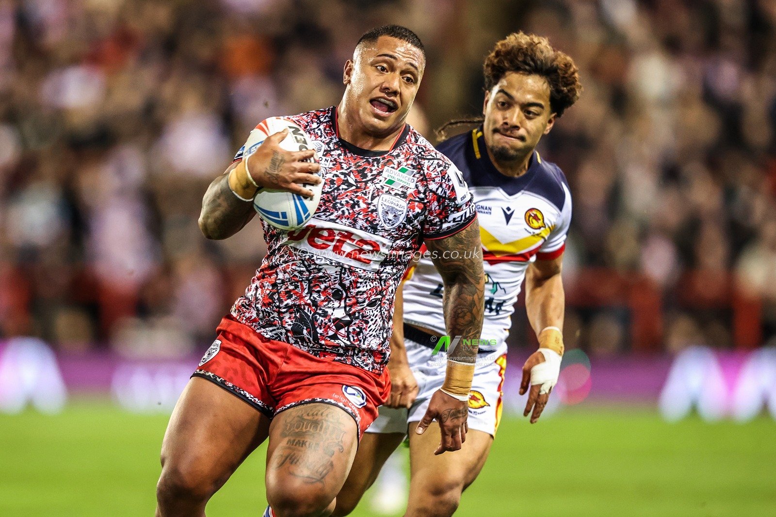 Tesi Niu of Leigh Leopards breaks with the ball and goes over for a try during the Betfred Super League match Leigh Leopards vs Catalans Dragons at Leigh Sports Village, Leigh, United Kingdom on 06 March 2026

(Photo by Alfie Cosgrove/News Images)