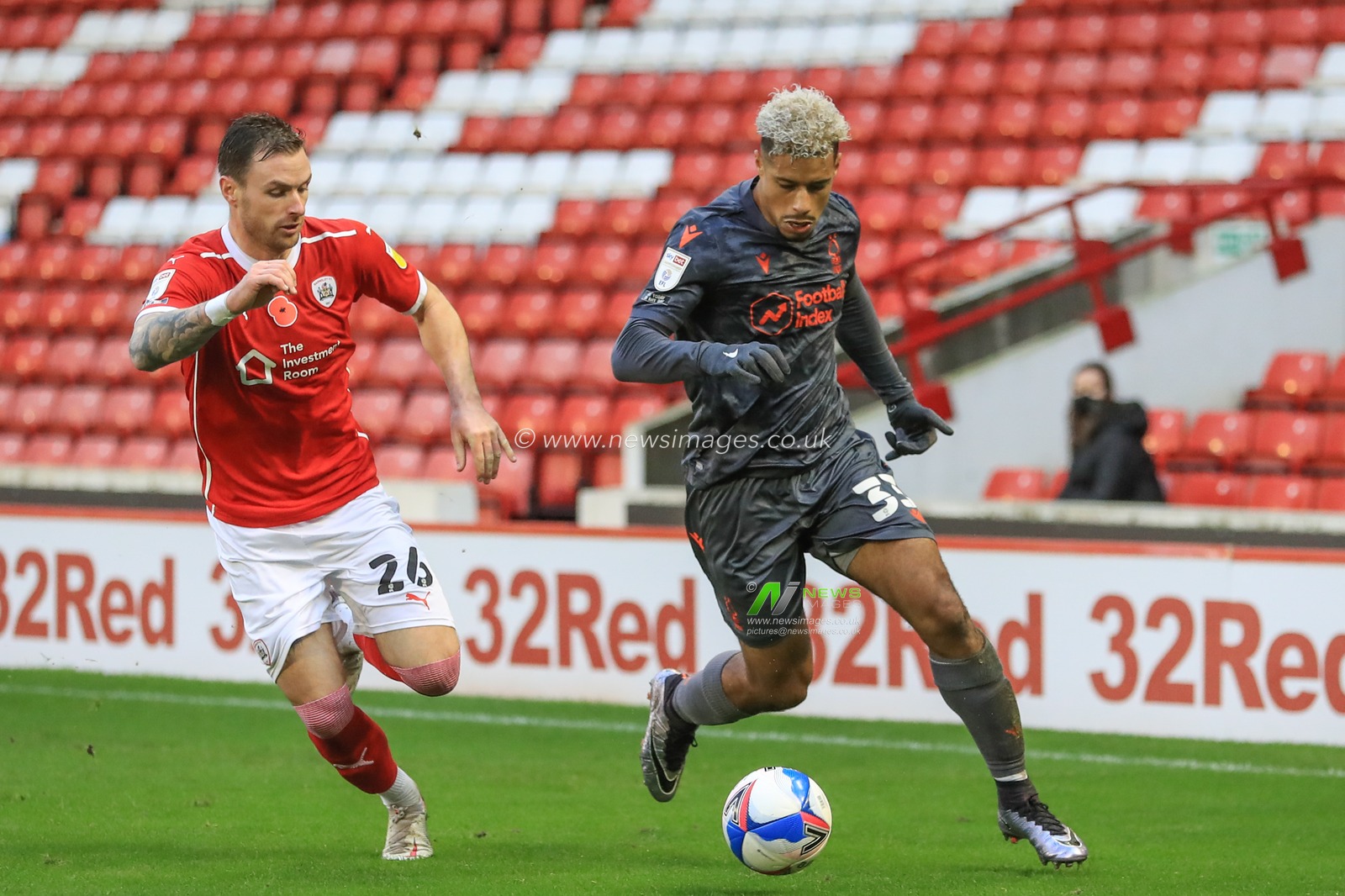 Lyle Taylor #33 of Nottingham Forest breaks as Michael Sollbauer #26 of Barnsley tracks him