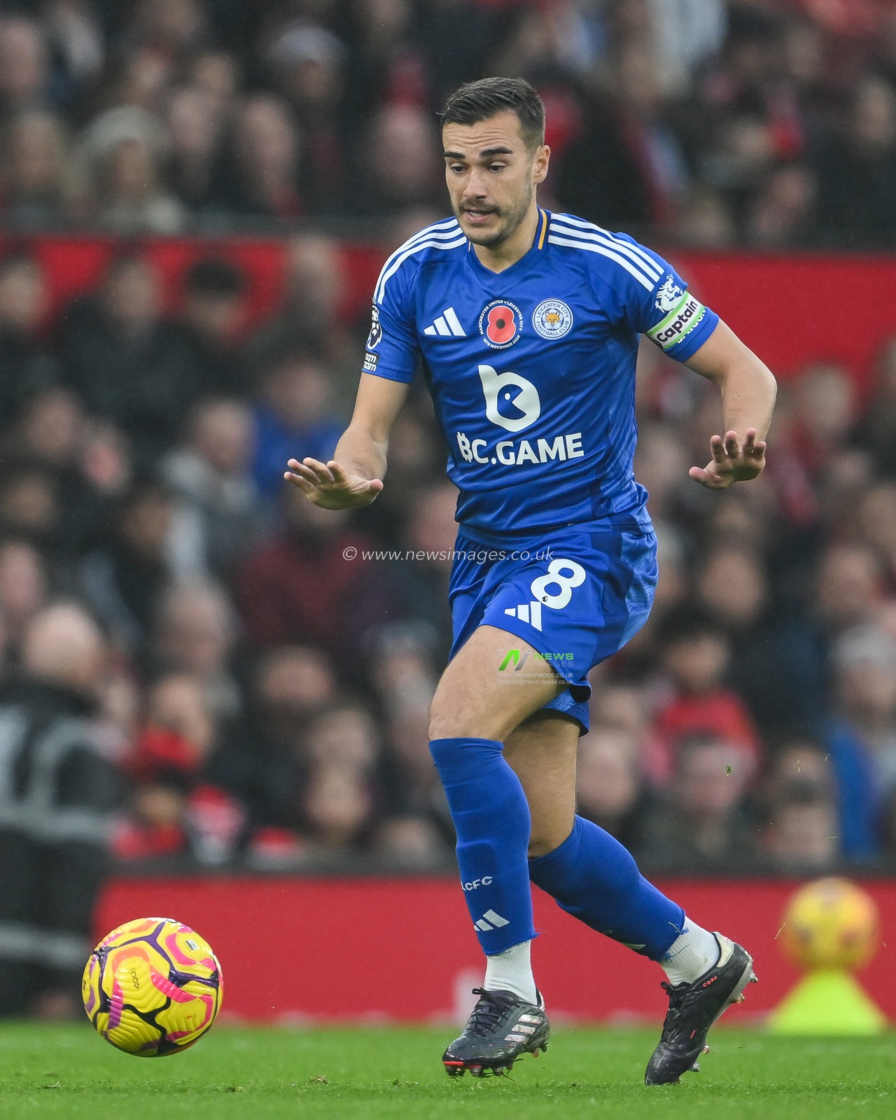 Harry Winks of Leicester City makes a break with the ball  during the Premier League match Manchester United vs Leicester City at Old Trafford, Manchester, United Kingdom, 10th November 2024

(Photo by Craig Thomas/News Images)