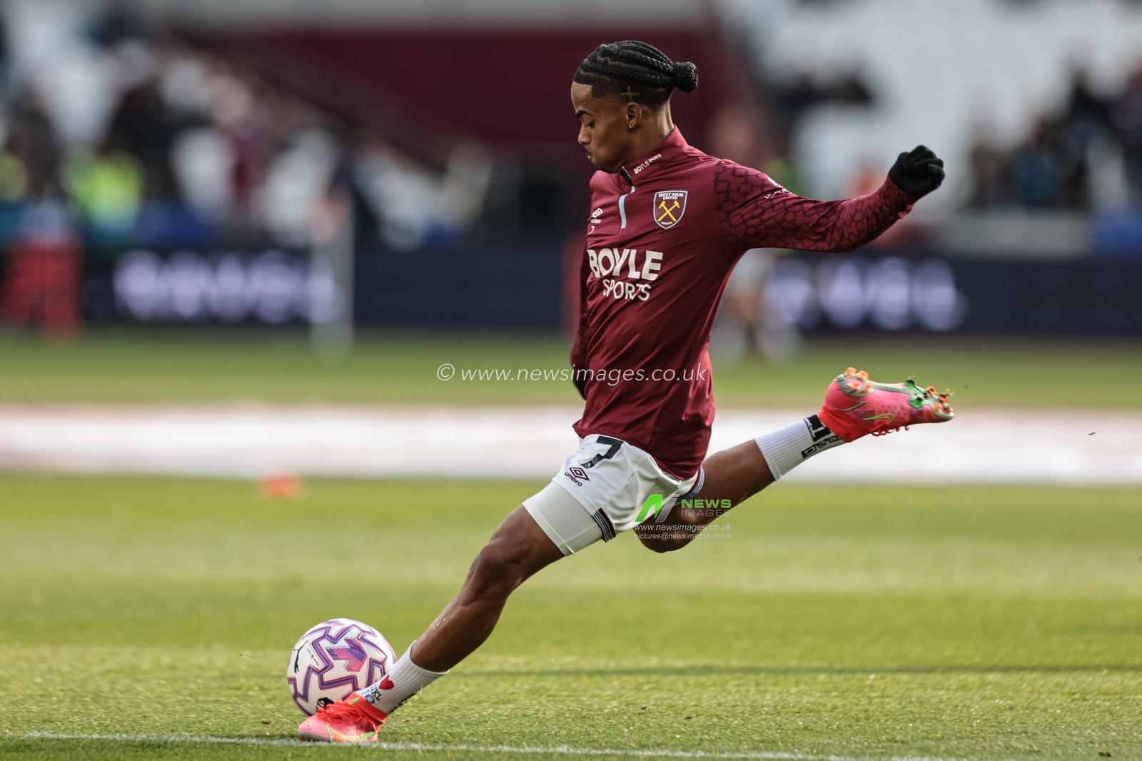 Crysencio Summerville of West Ham United in the pregame warmup session during the Premier League match West Ham United vs Newcastle United at London Stadium, London, United Kingdom, 2nd November 2025

(Photo by Mark Cosgrove/News Images)

*** GER AUT SUI OUT ***